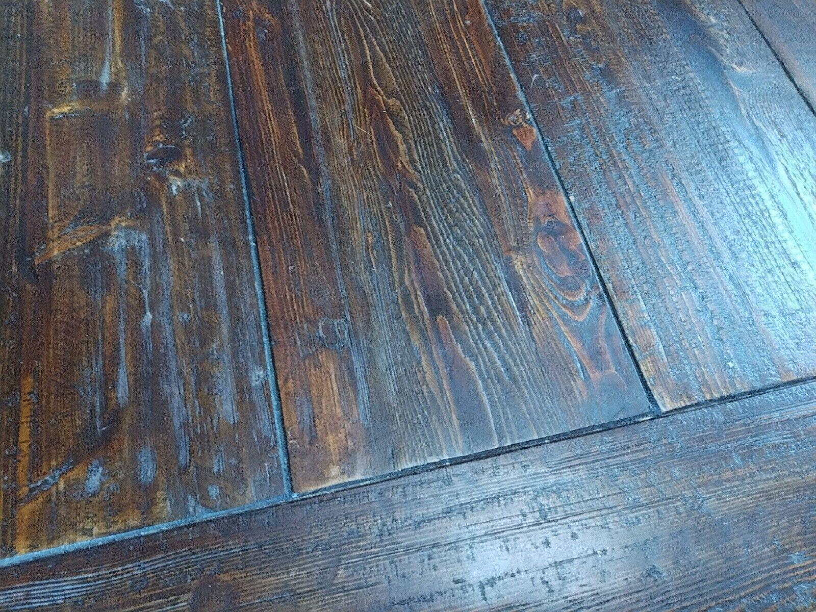 Dunkel Nussbaum Holz Finish Balustrade Couchtisch Schöne klobige Beine für Damen oder Herren im Angebot