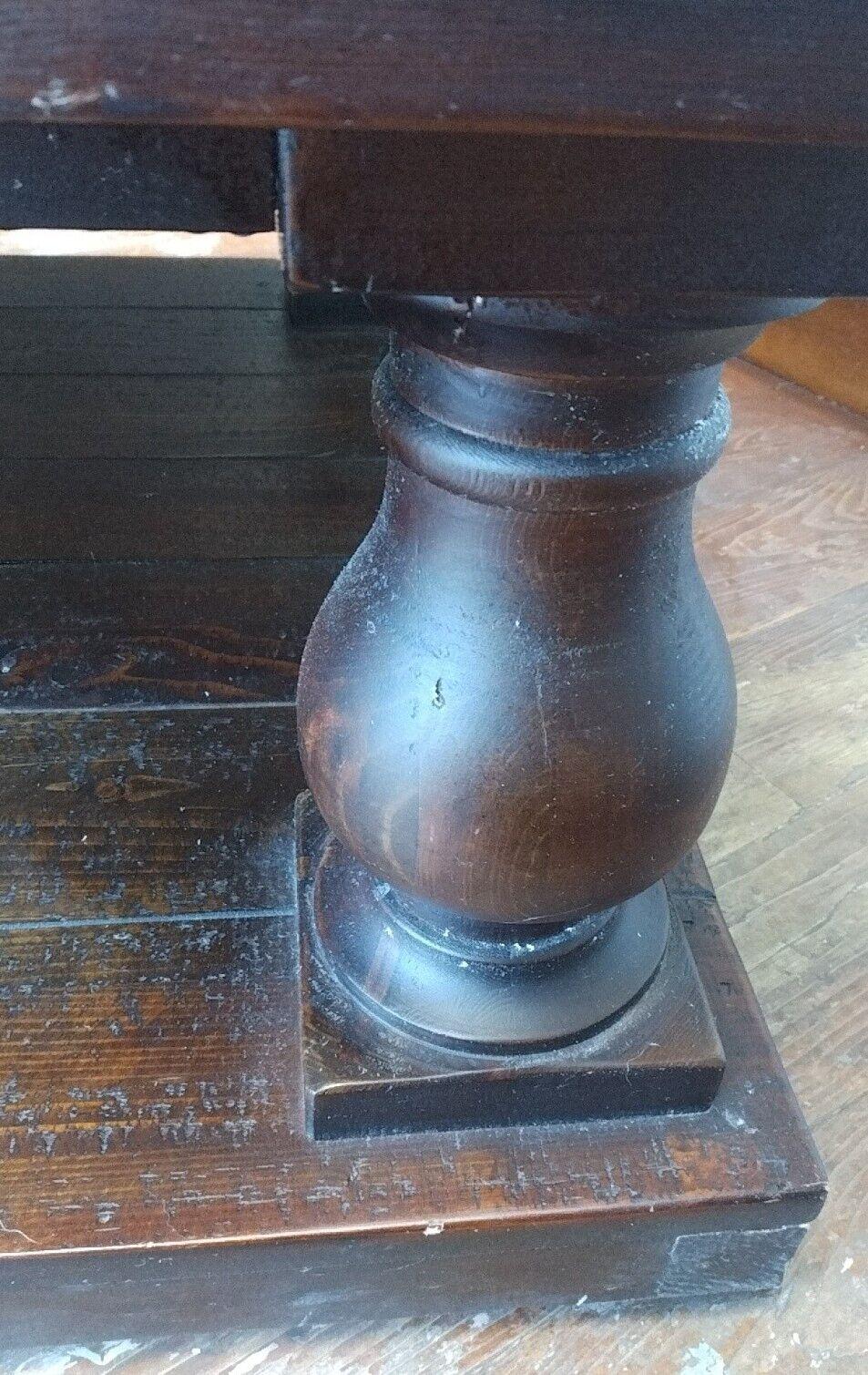 Dunkel Nussbaum Holz Finish Balustrade Couchtisch Schöne klobige Beine im Angebot 1