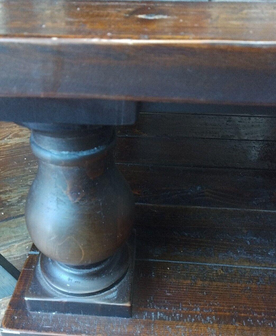 Dunkel Nussbaum Holz Finish Balustrade Couchtisch Schöne klobige Beine im Angebot 2