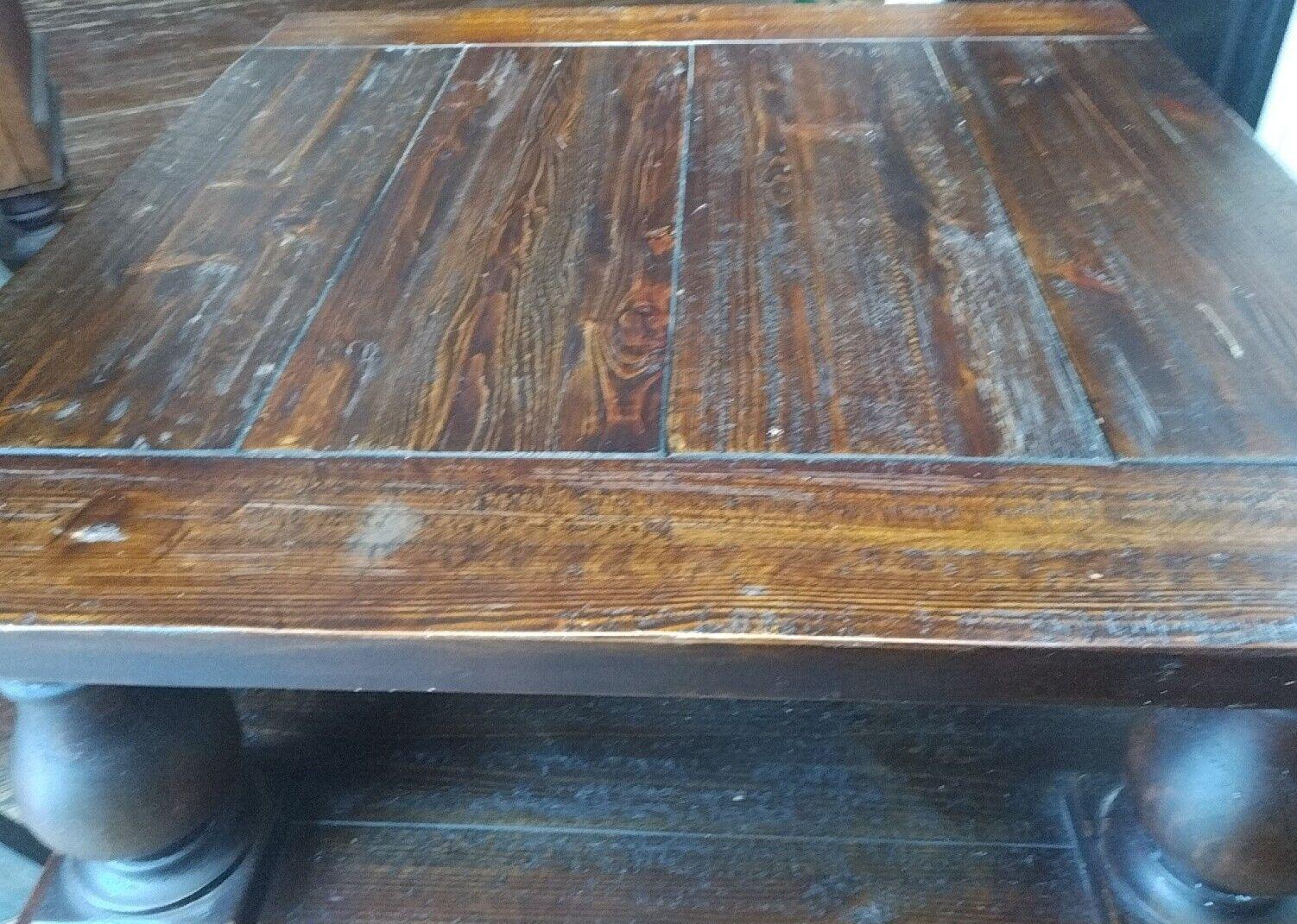 Dunkel Nussbaum Holz Finish Balustrade Couchtisch Schöne klobige Beine im Angebot 4