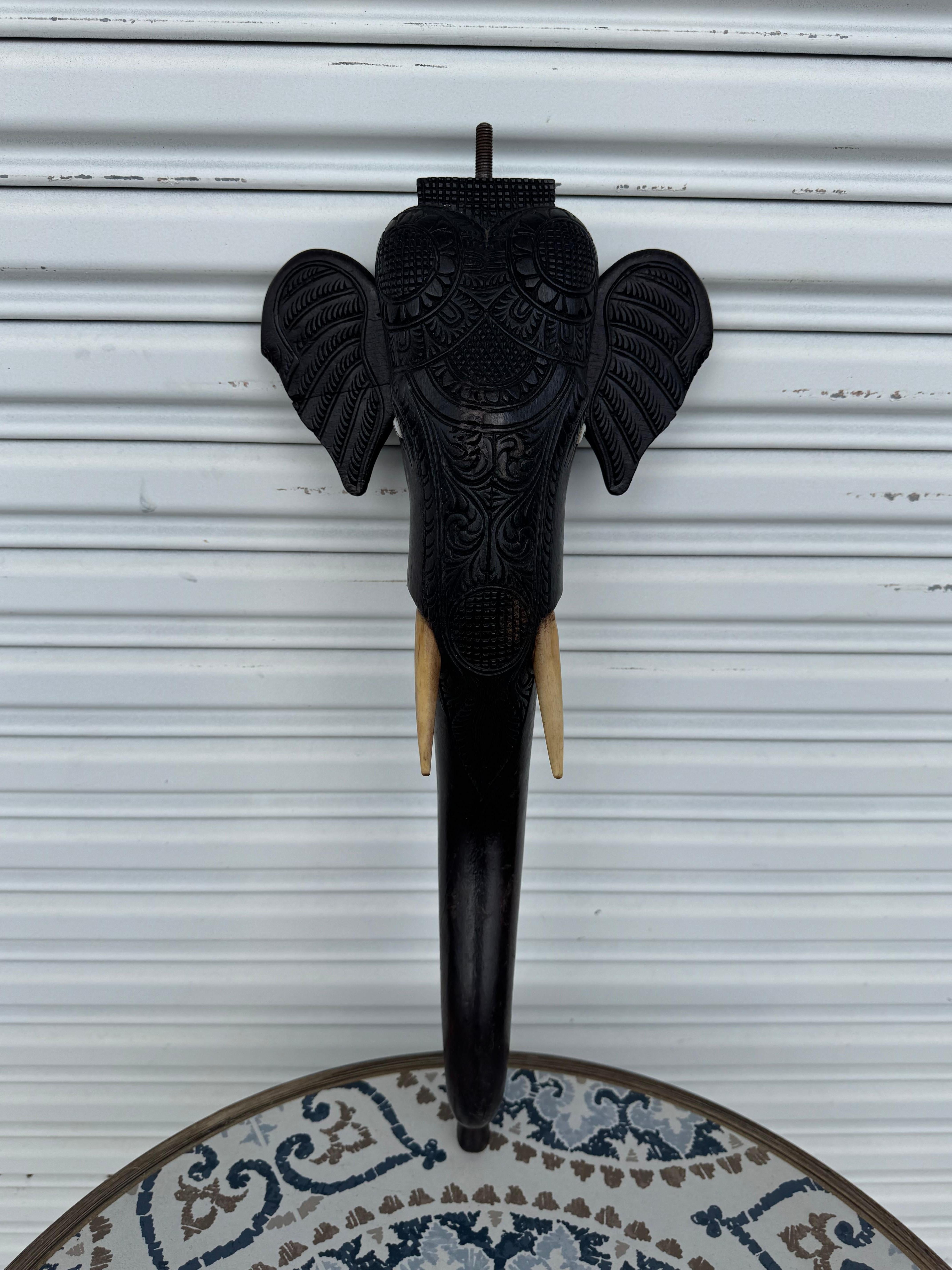 Il s'agit d'une sculpture d'éléphant très travaillée.
Le spéléologue semble être d'origine indienne.
Il est sculpté dans le bois sombre d'un DEN et possède des défenses en ivoire.

2 disponibles