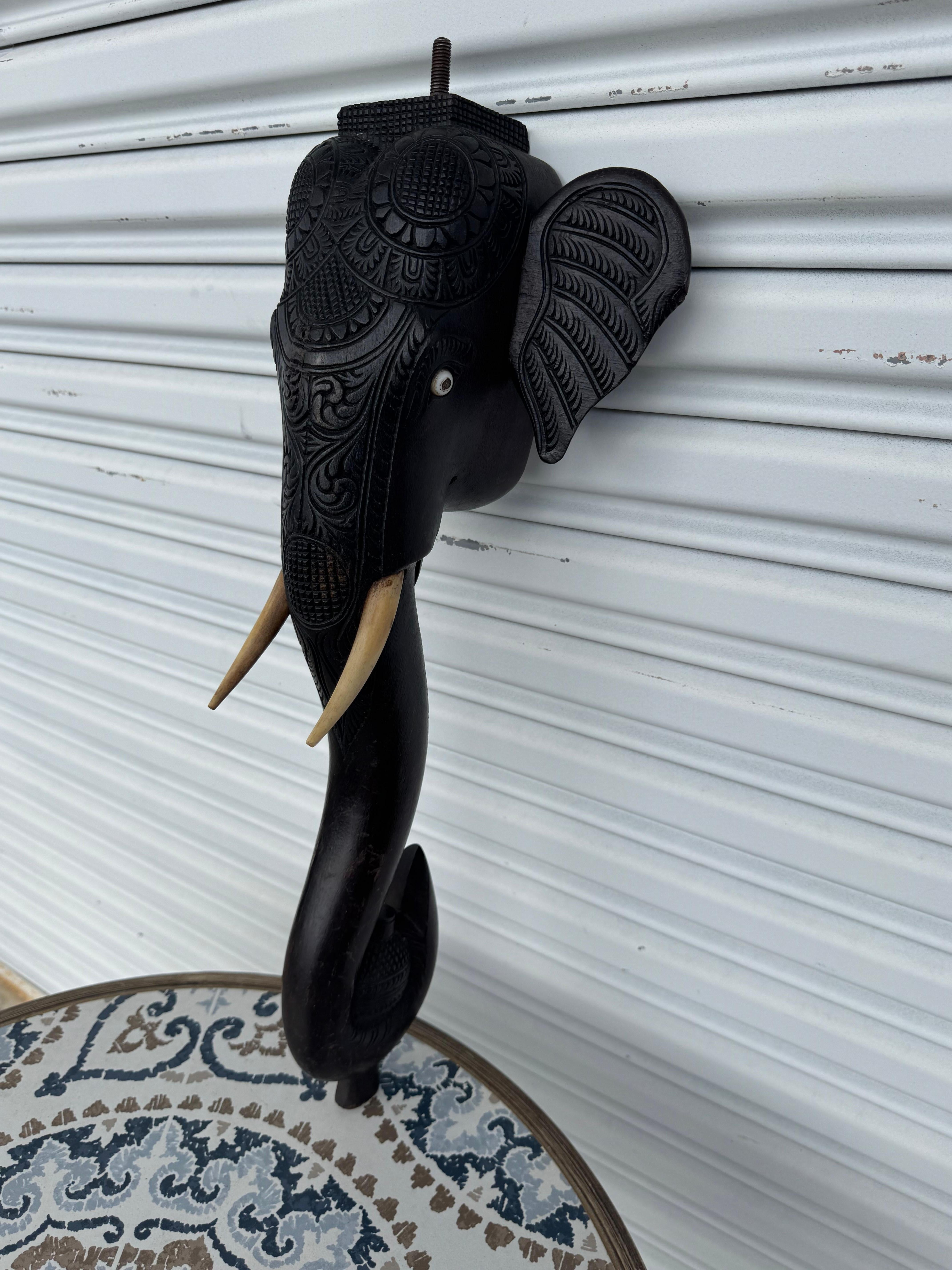 Anglo-indien Sculpture éléphant avec défense en bois foncé (2 disponibles) en vente