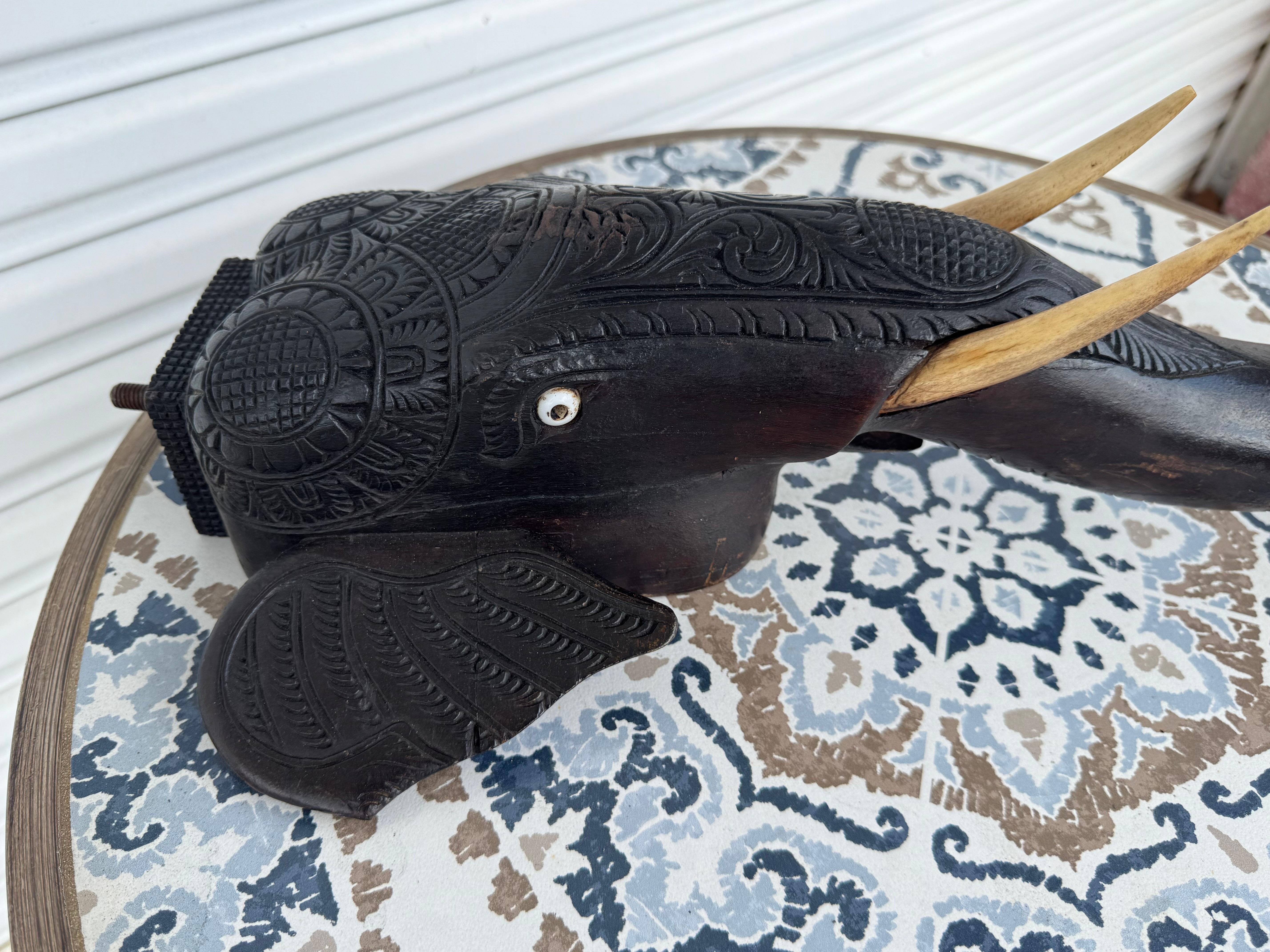 Indien Sculpture éléphant avec défense en bois foncé (2 disponibles) en vente