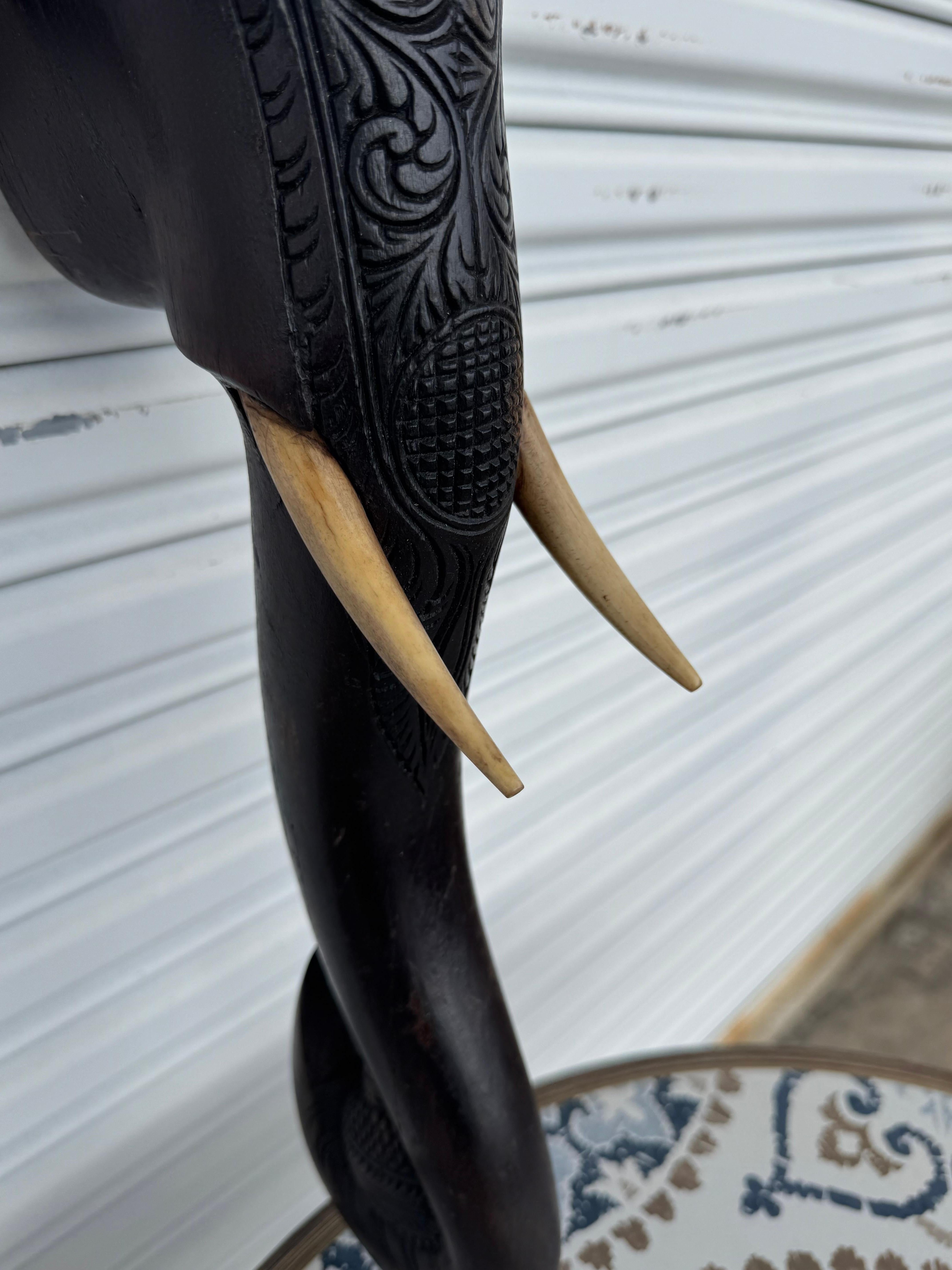 Sculpté à la main Sculpture éléphant avec défense en bois foncé (2 disponibles) en vente