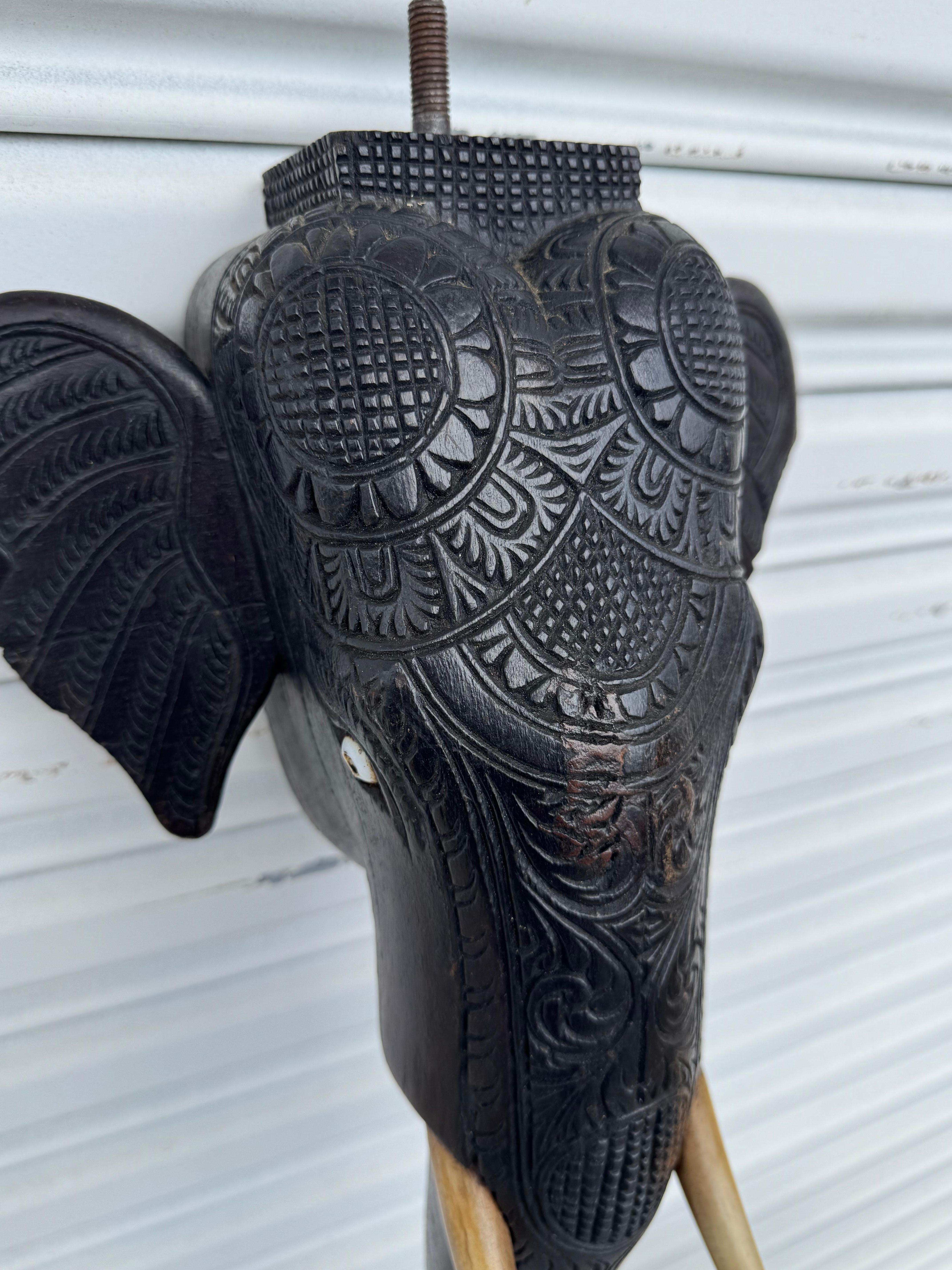 Sculpture éléphant avec défense en bois foncé (2 disponibles) Bon état - En vente à Pasadena, TX