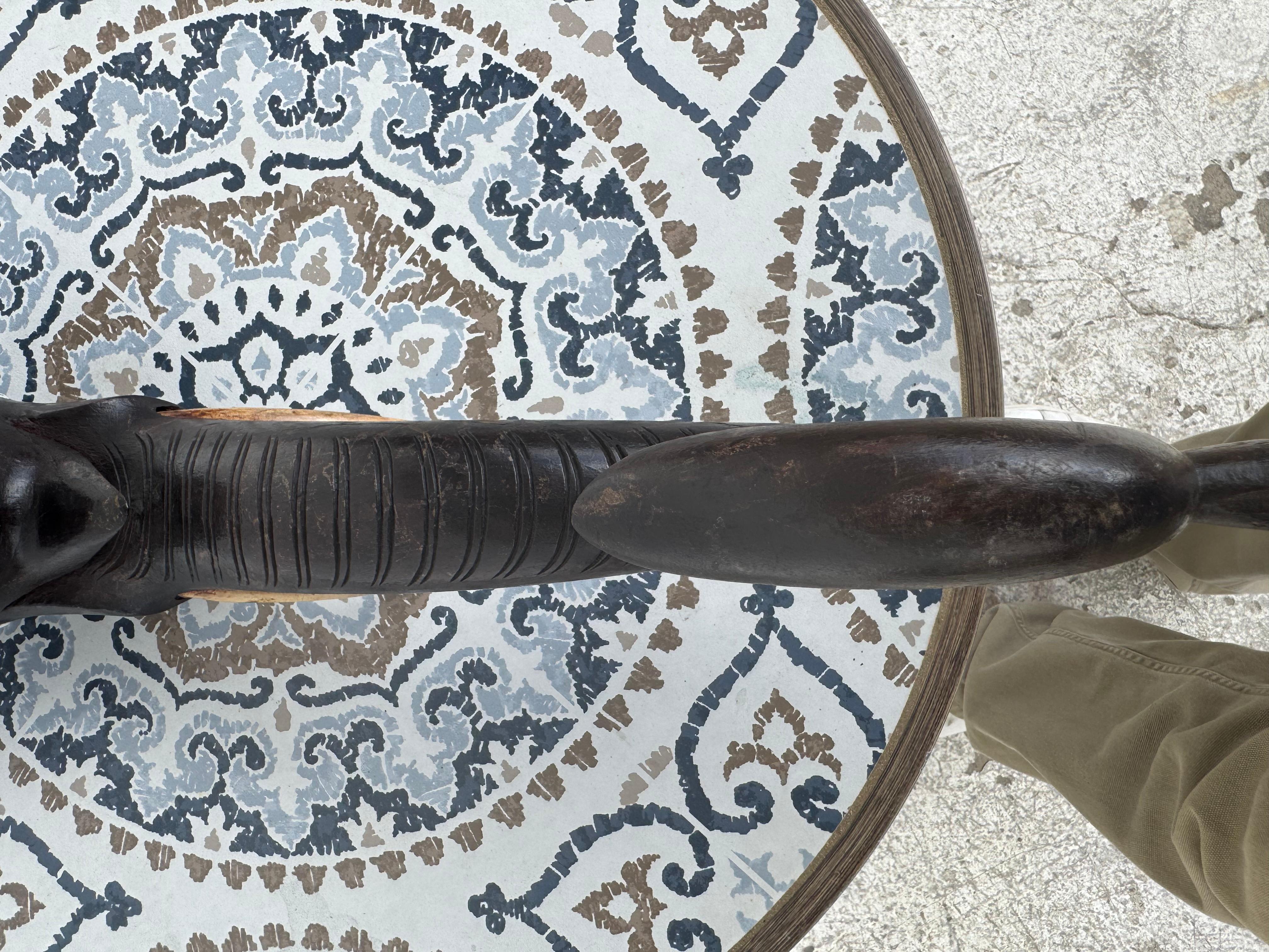 Sculpture éléphant avec défense en bois foncé (2 disponibles) en vente 1