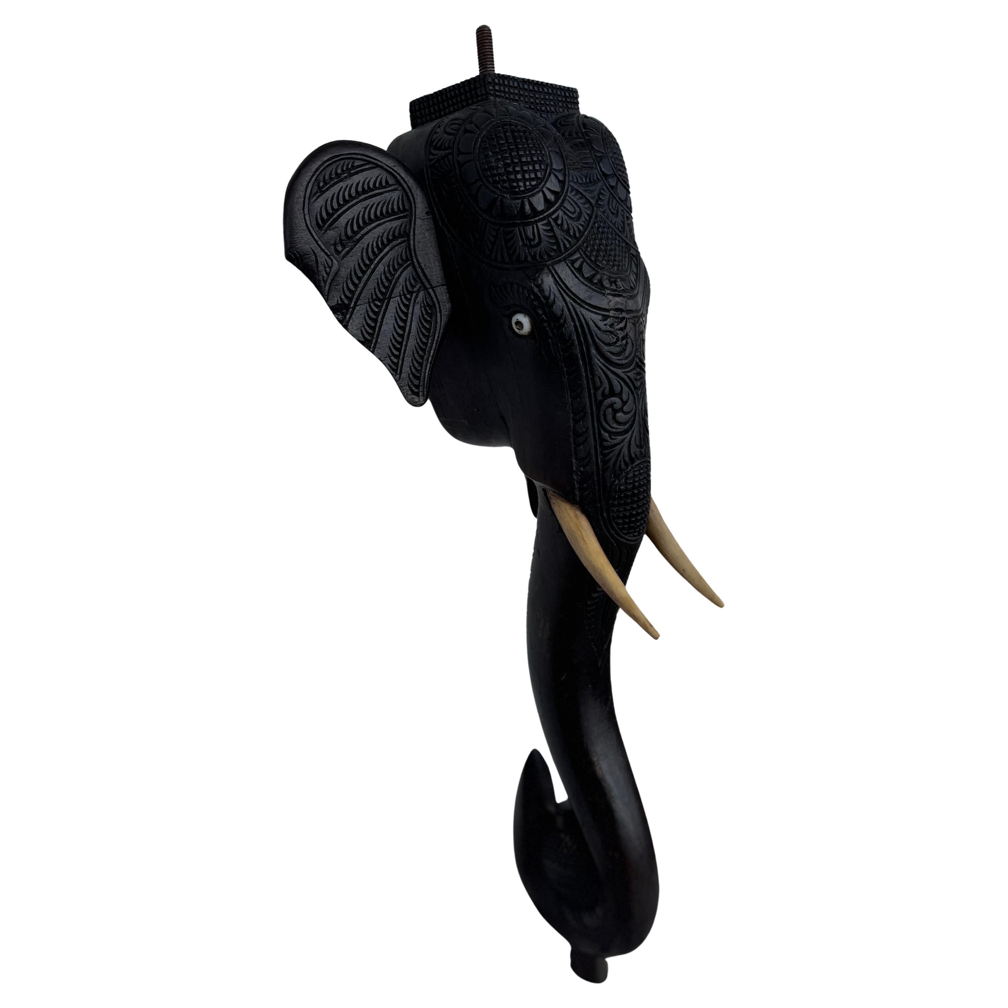 Elefante scolpito in legno scuro con zanna (2 disponibili)