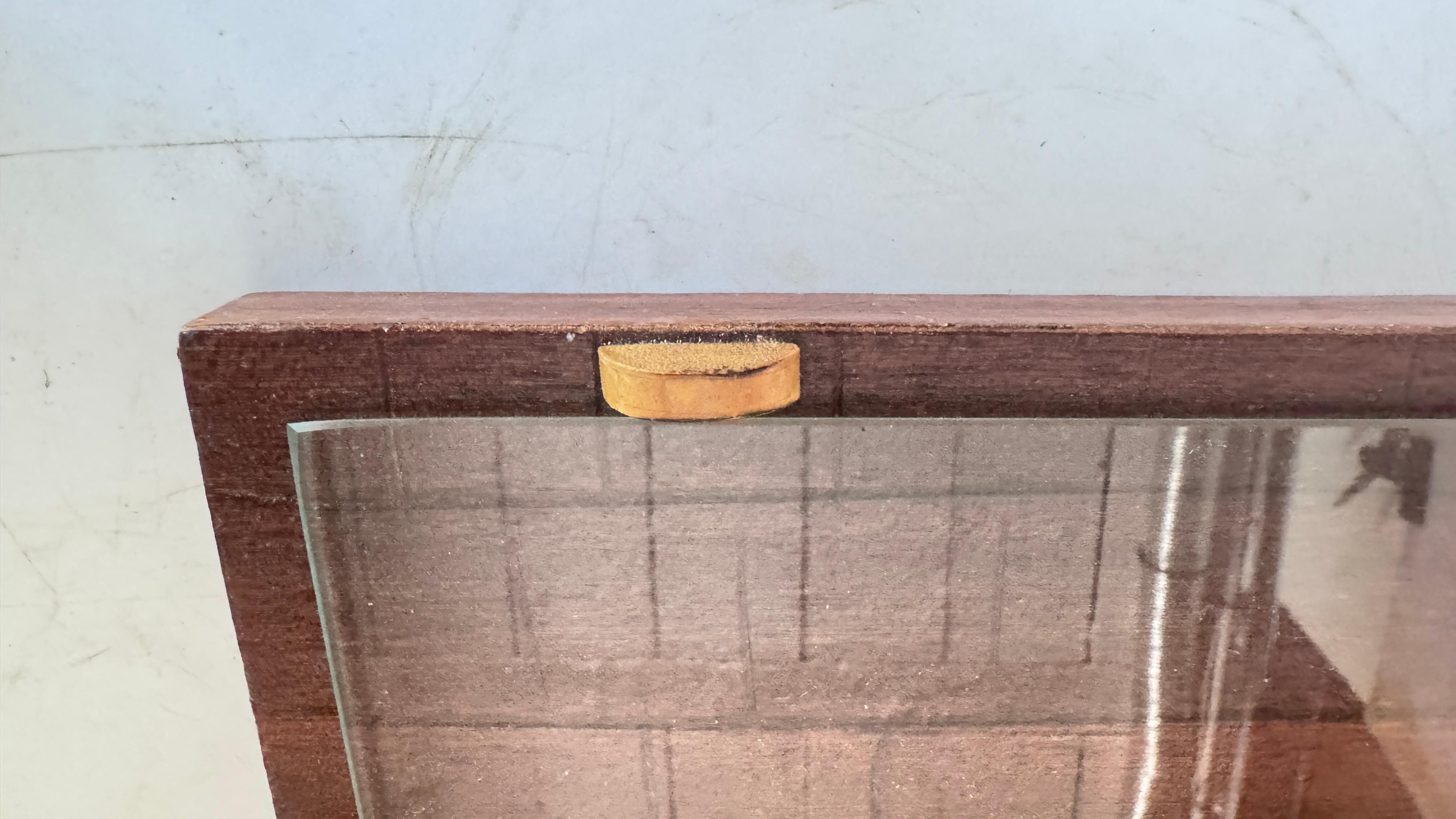 Käsetablett aus dunklem Holz mit Bambusimitatgriffen und Keramikmessern im Angebot 4