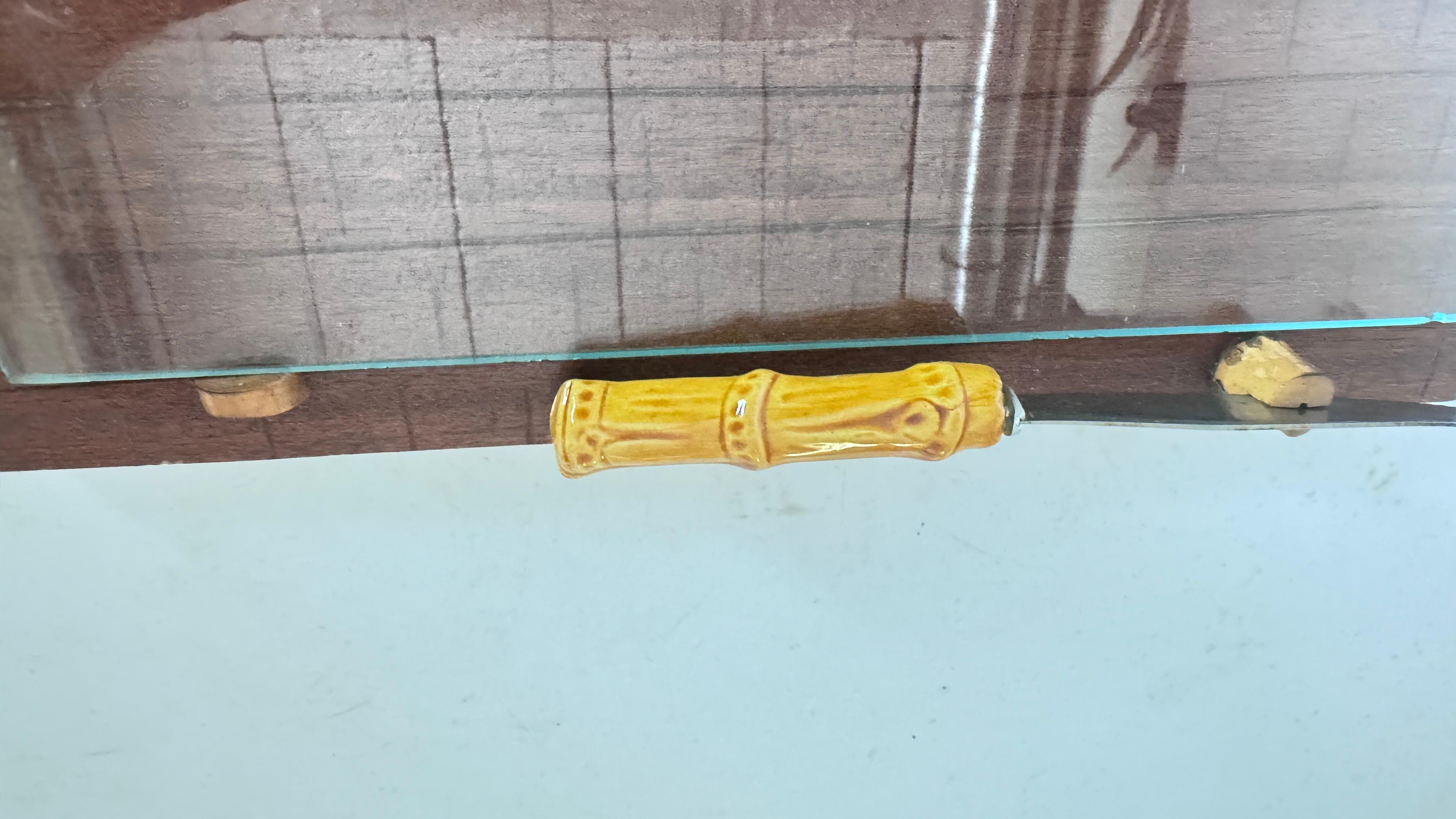 Käsetablett aus dunklem Holz mit Bambusimitatgriffen und Keramikmessern im Angebot 5