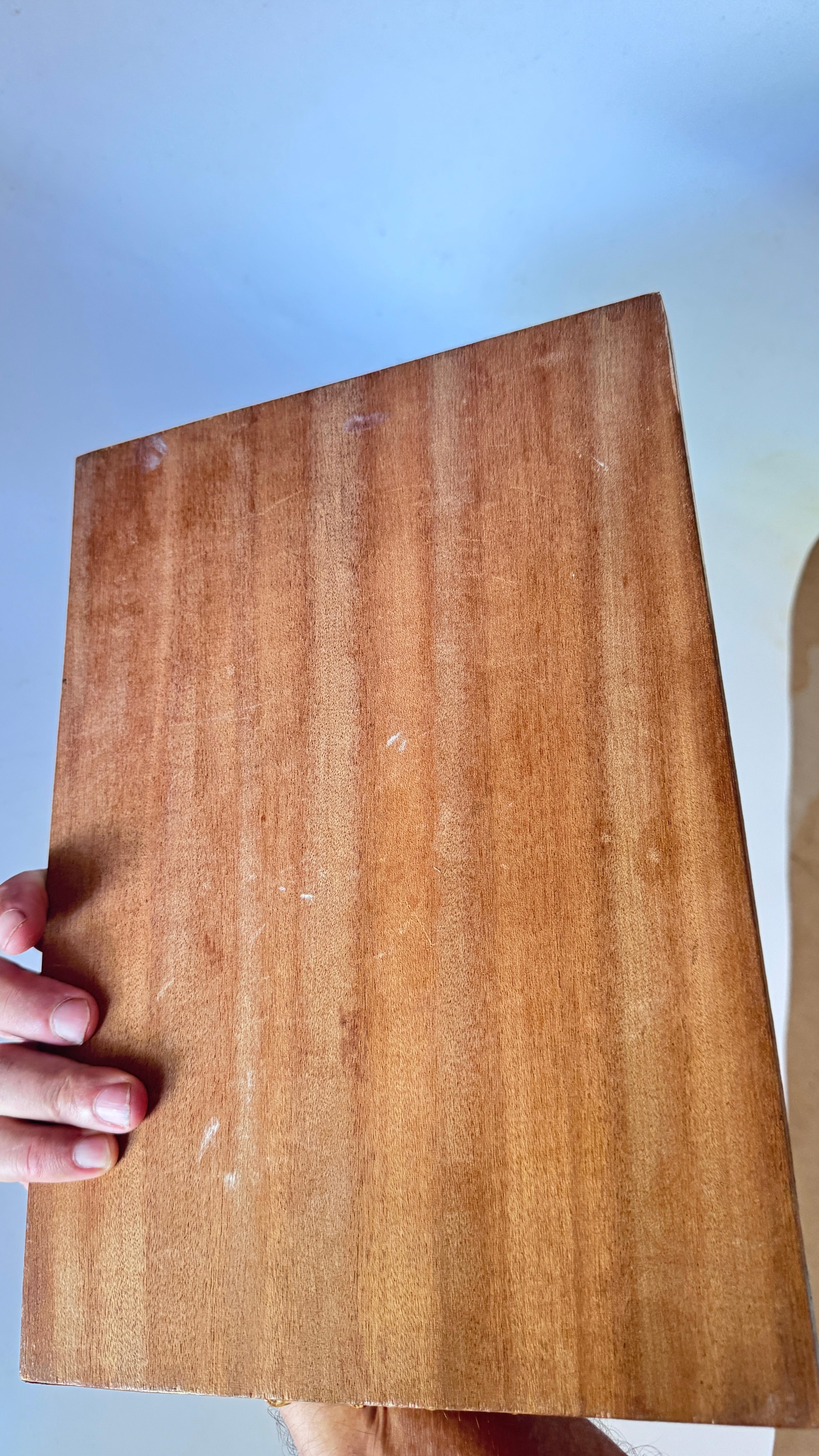Käsetablett aus dunklem Holz mit Bambusimitatgriffen und Keramikmessern im Angebot 7