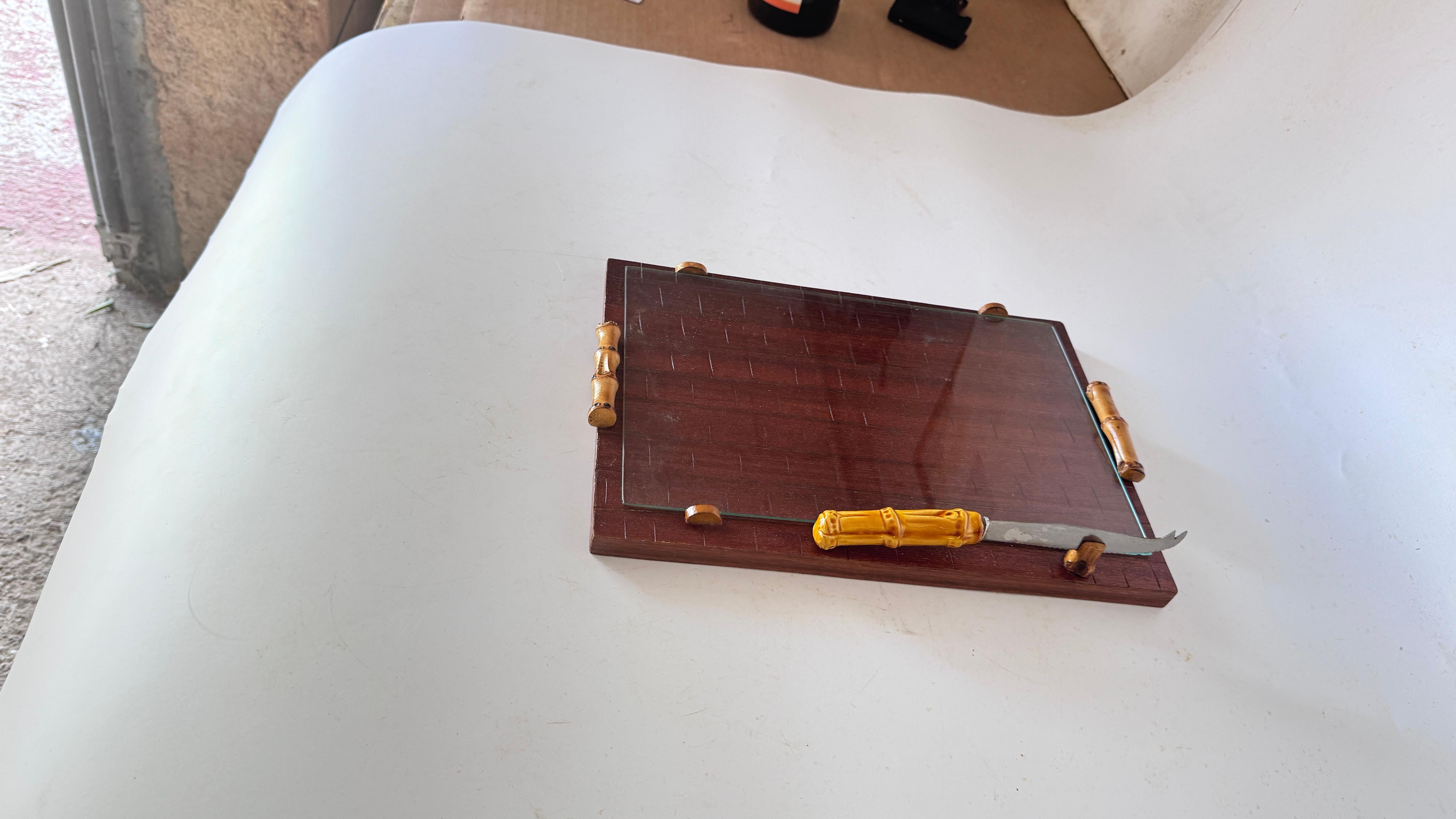 Käsetablett aus dunklem Holz mit Bambusimitatgriffen und Keramikmessern (Ende des 20. Jahrhunderts) im Angebot