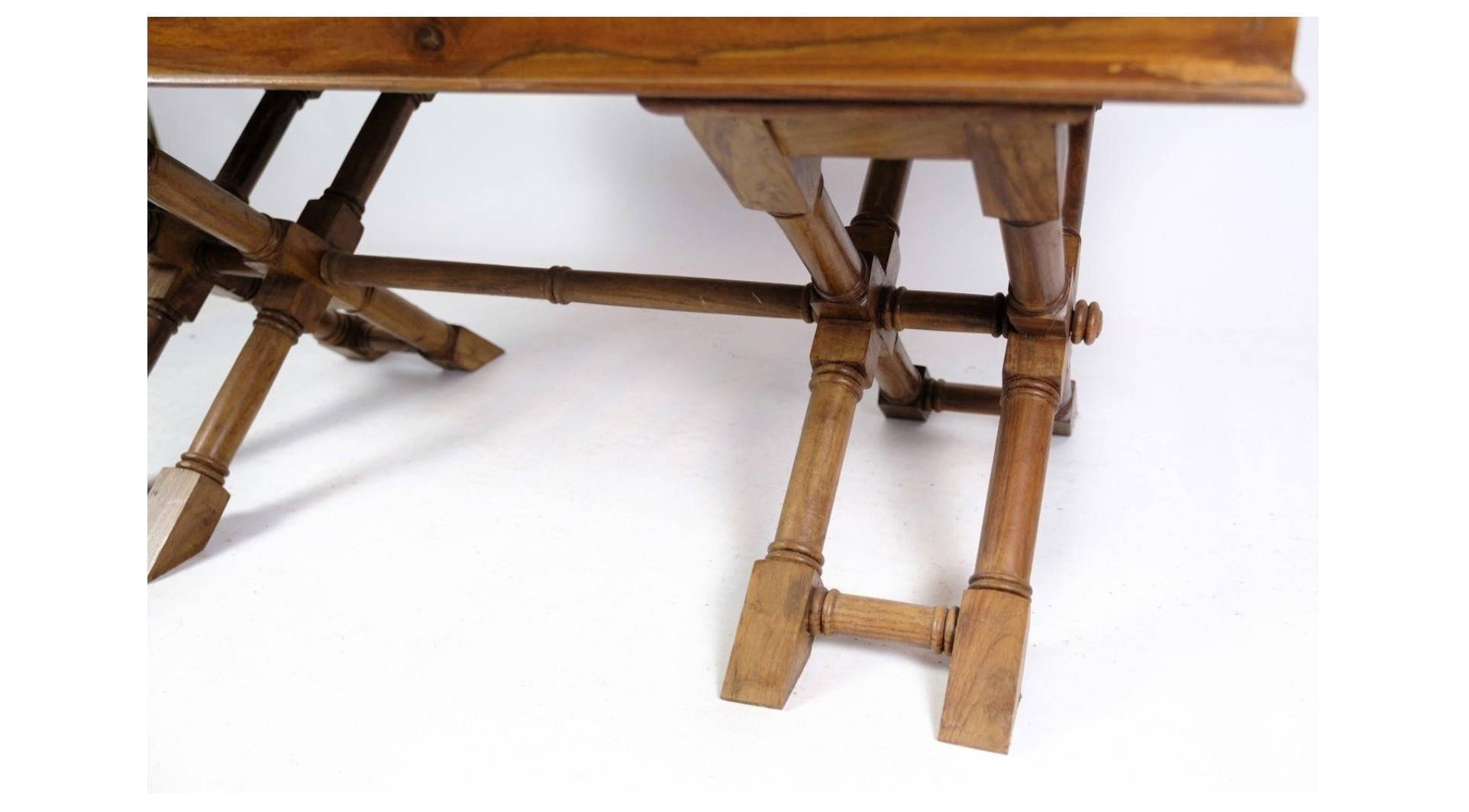 Mid-Century Modern Table basse en bois foncé avec plateau en verre des années 1960 en vente