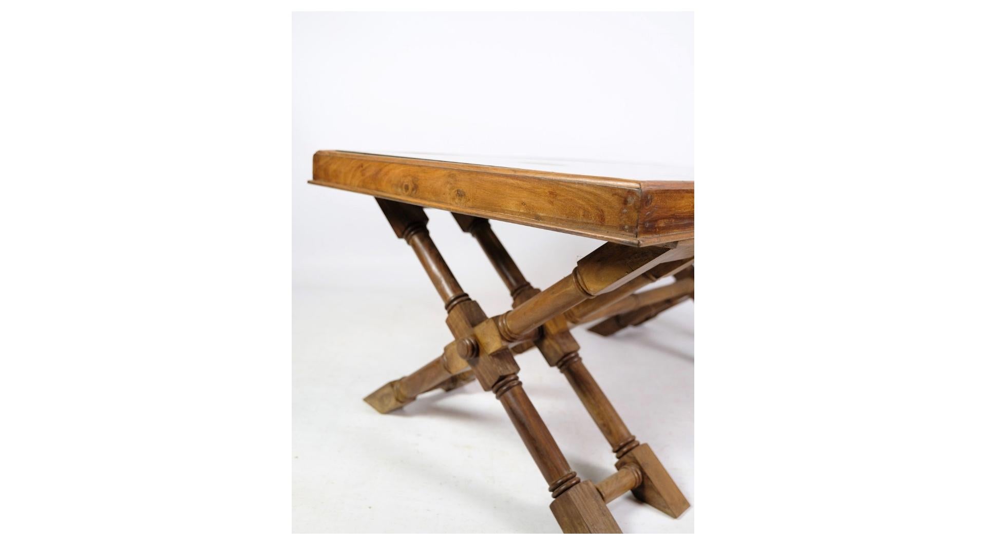 Danois Table basse en bois foncé avec plateau en verre des années 1960 en vente