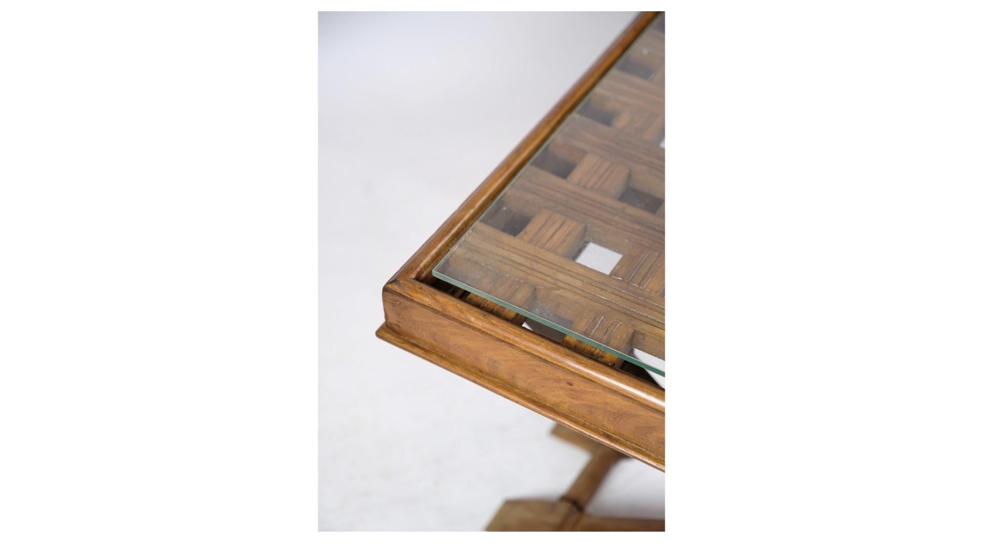 Milieu du XXe siècle Table basse en bois foncé avec plateau en verre des années 1960 en vente