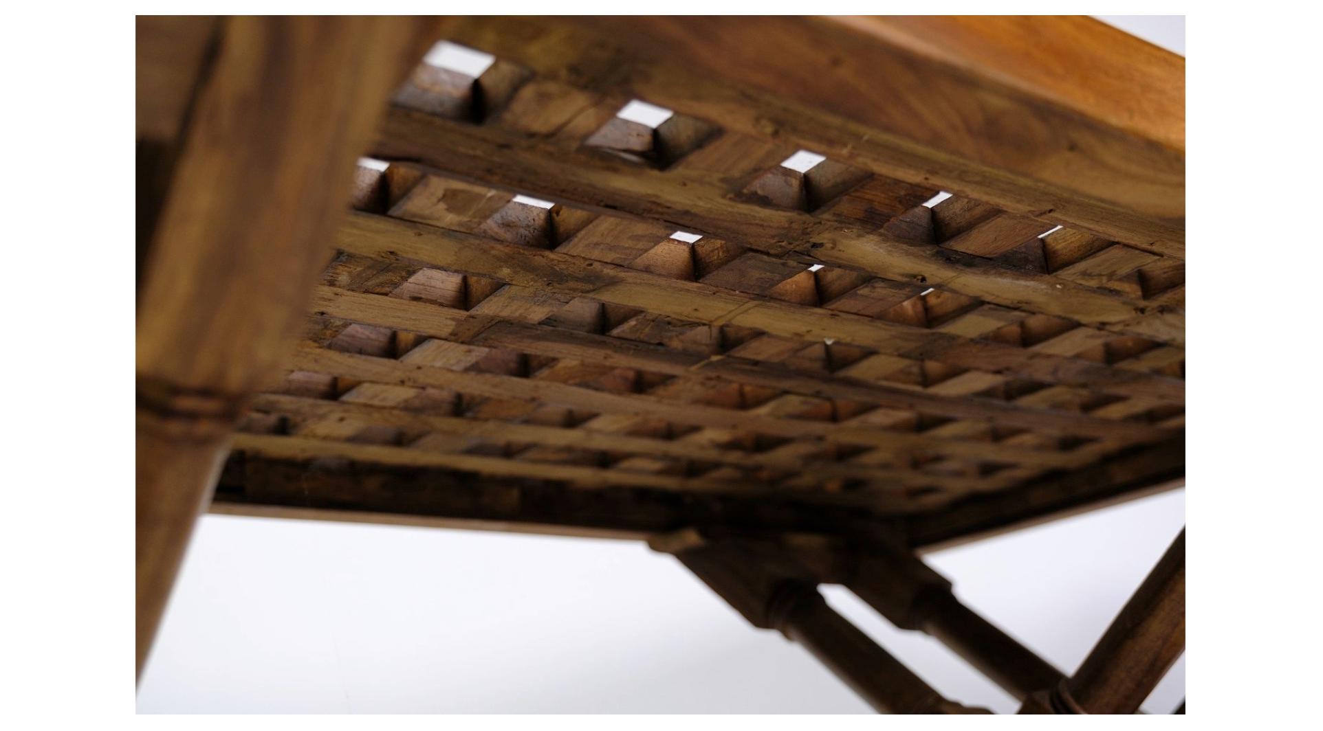 Table basse en bois foncé avec plateau en verre des années 1960 en vente 1