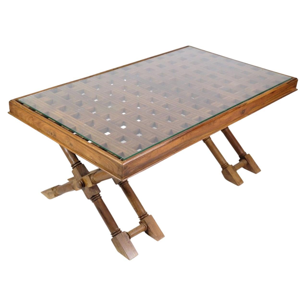 Table basse en bois foncé avec plateau en verre des années 1960 en vente