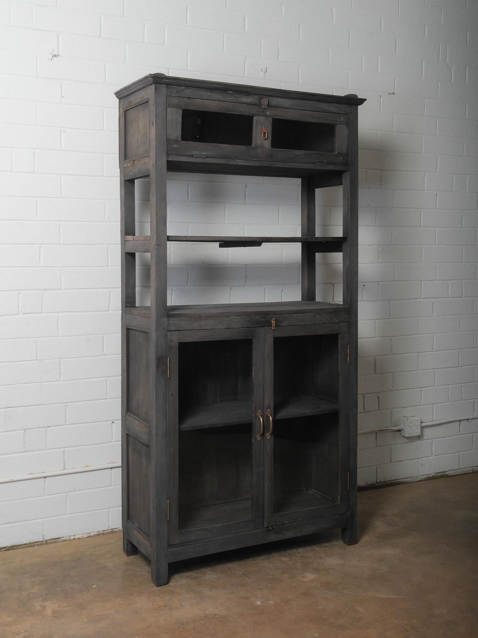 Rustique Vitrine en bois foncé avec portes en verre en vente