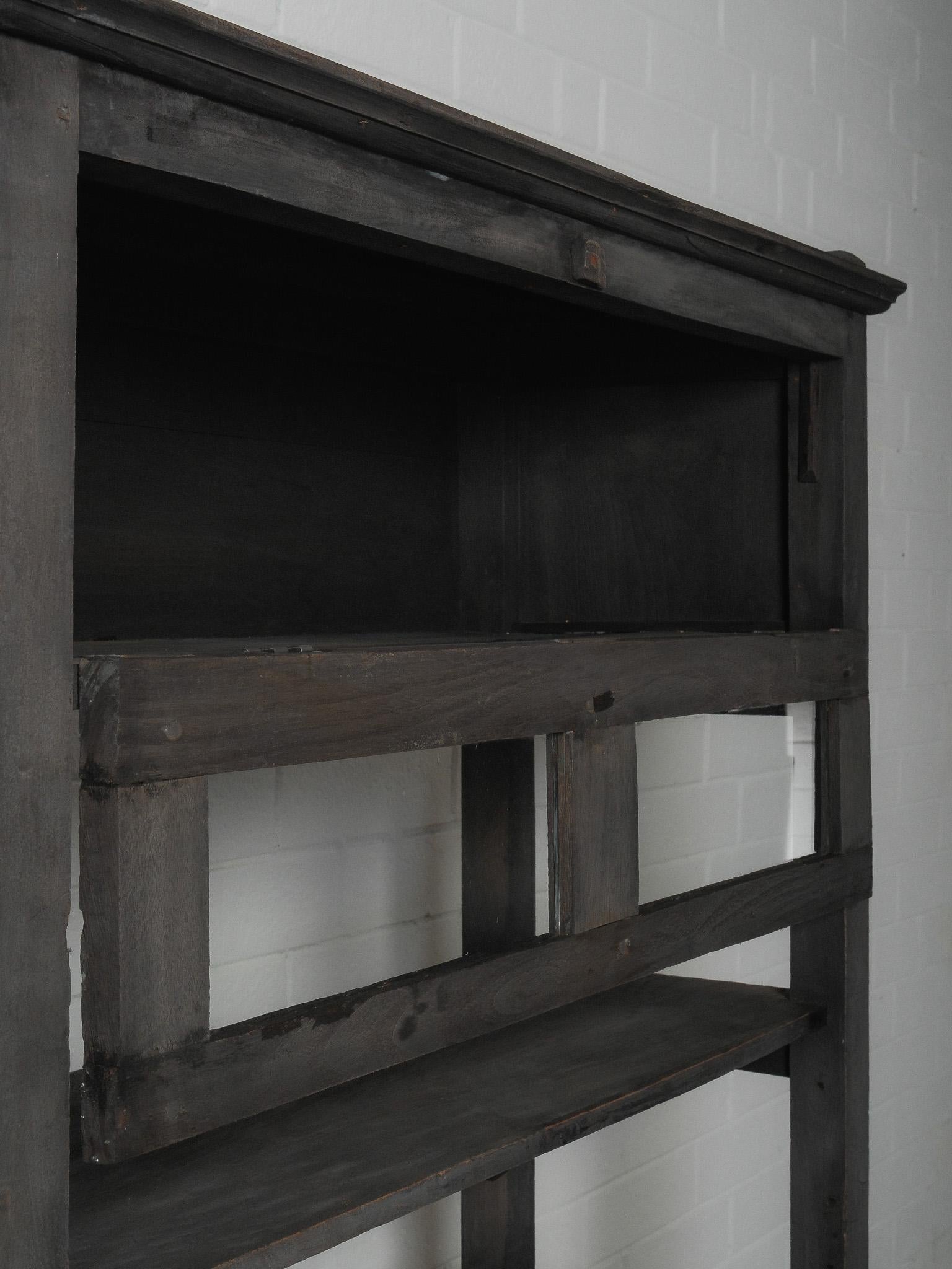 Vitrine en bois foncé avec portes en verre Bon état - En vente à High Point, NC