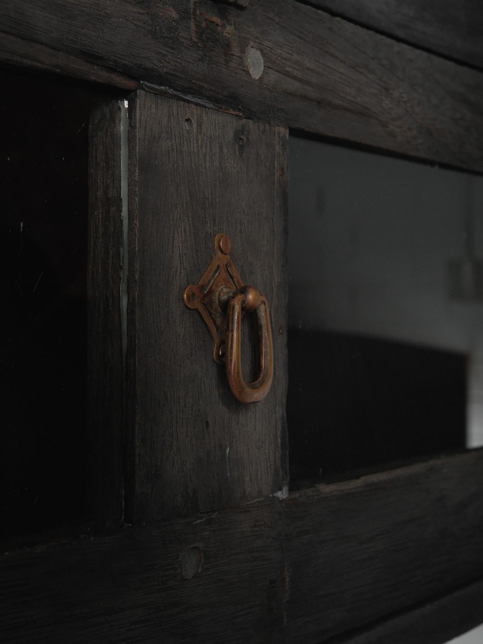 20ième siècle Vitrine en bois foncé avec portes en verre en vente