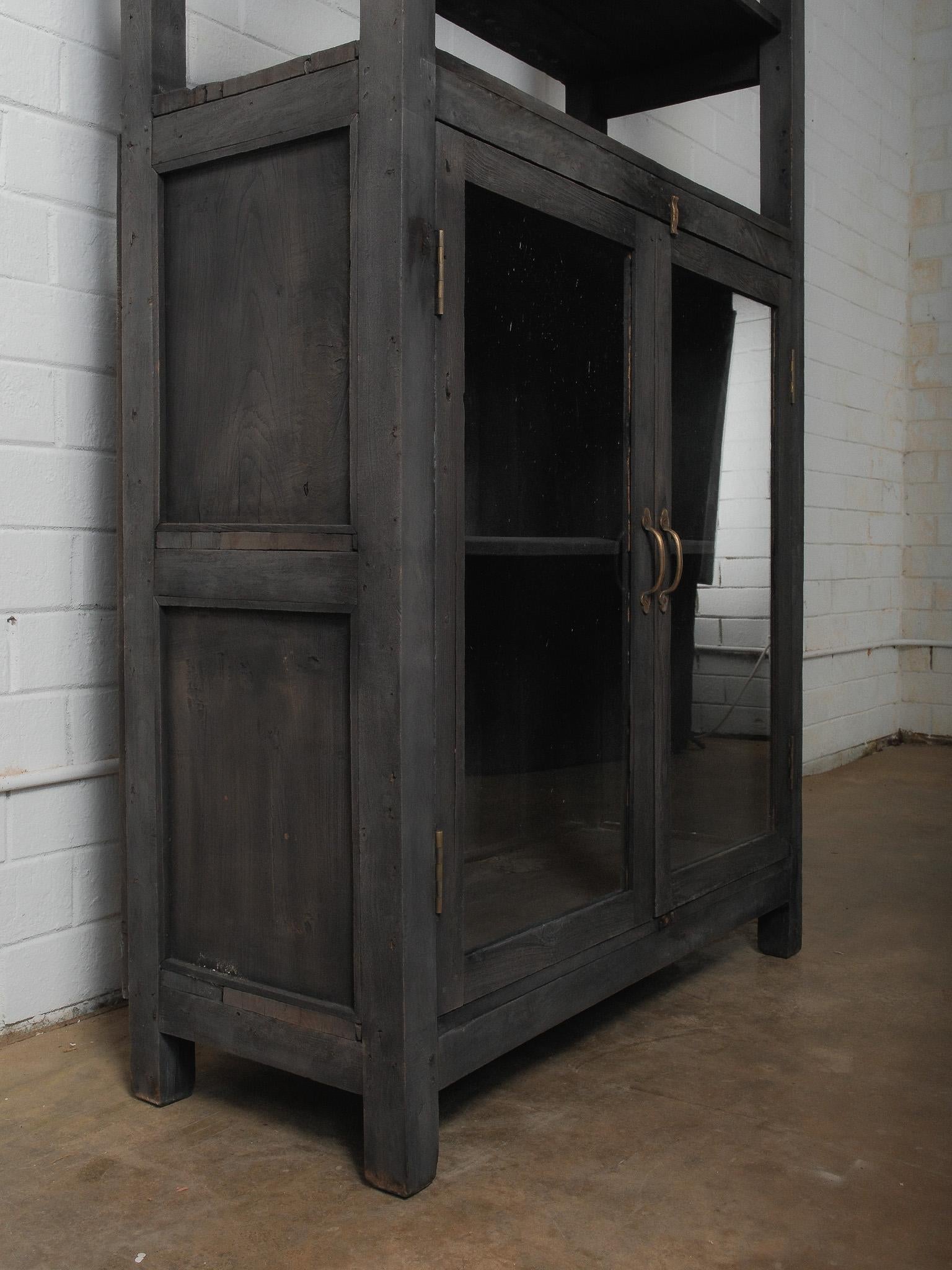 Verre Vitrine en bois foncé avec portes en verre en vente