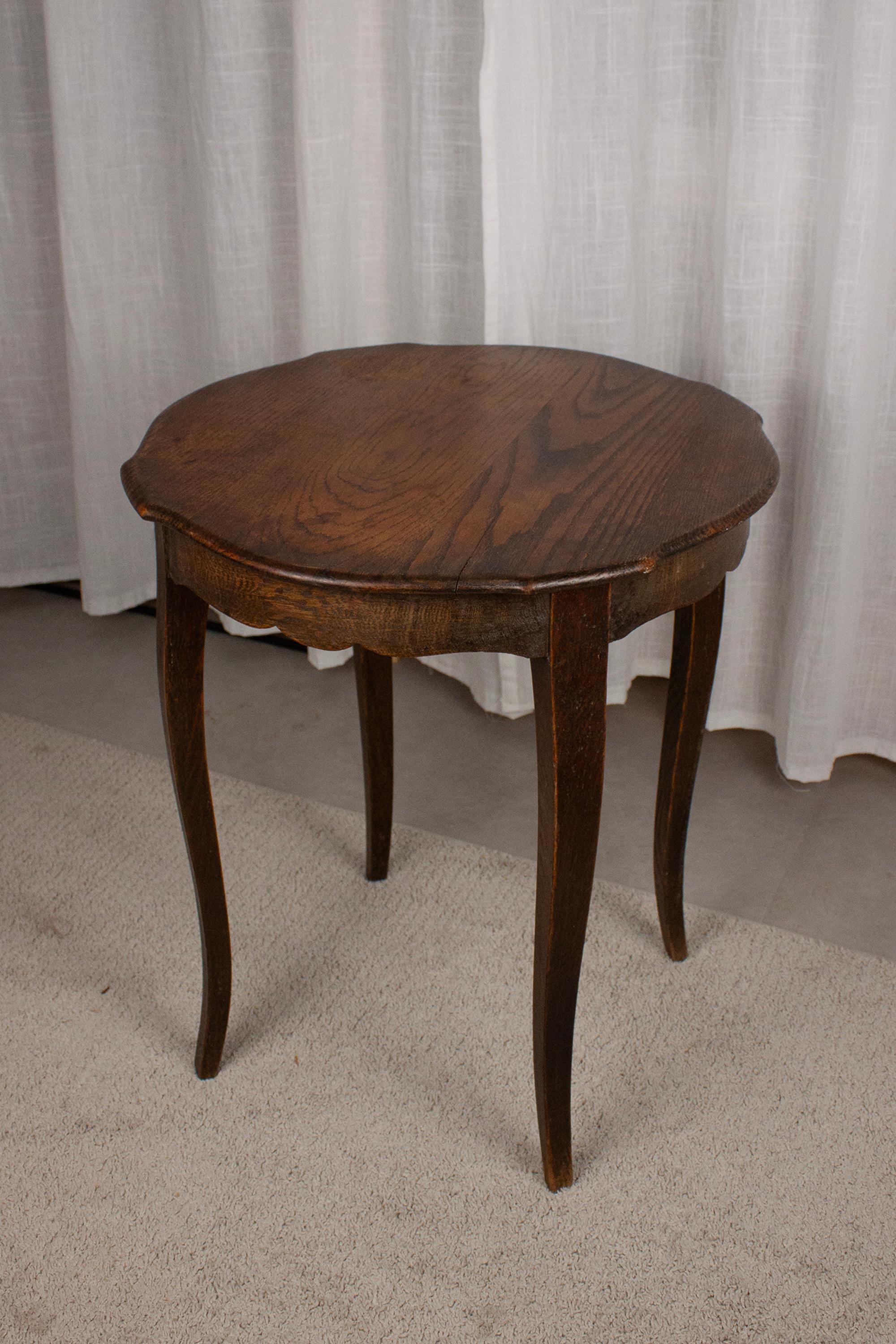 Sculpté à la main Table d'appoint néo-française en Wood Wood du début du 20e siècle en vente