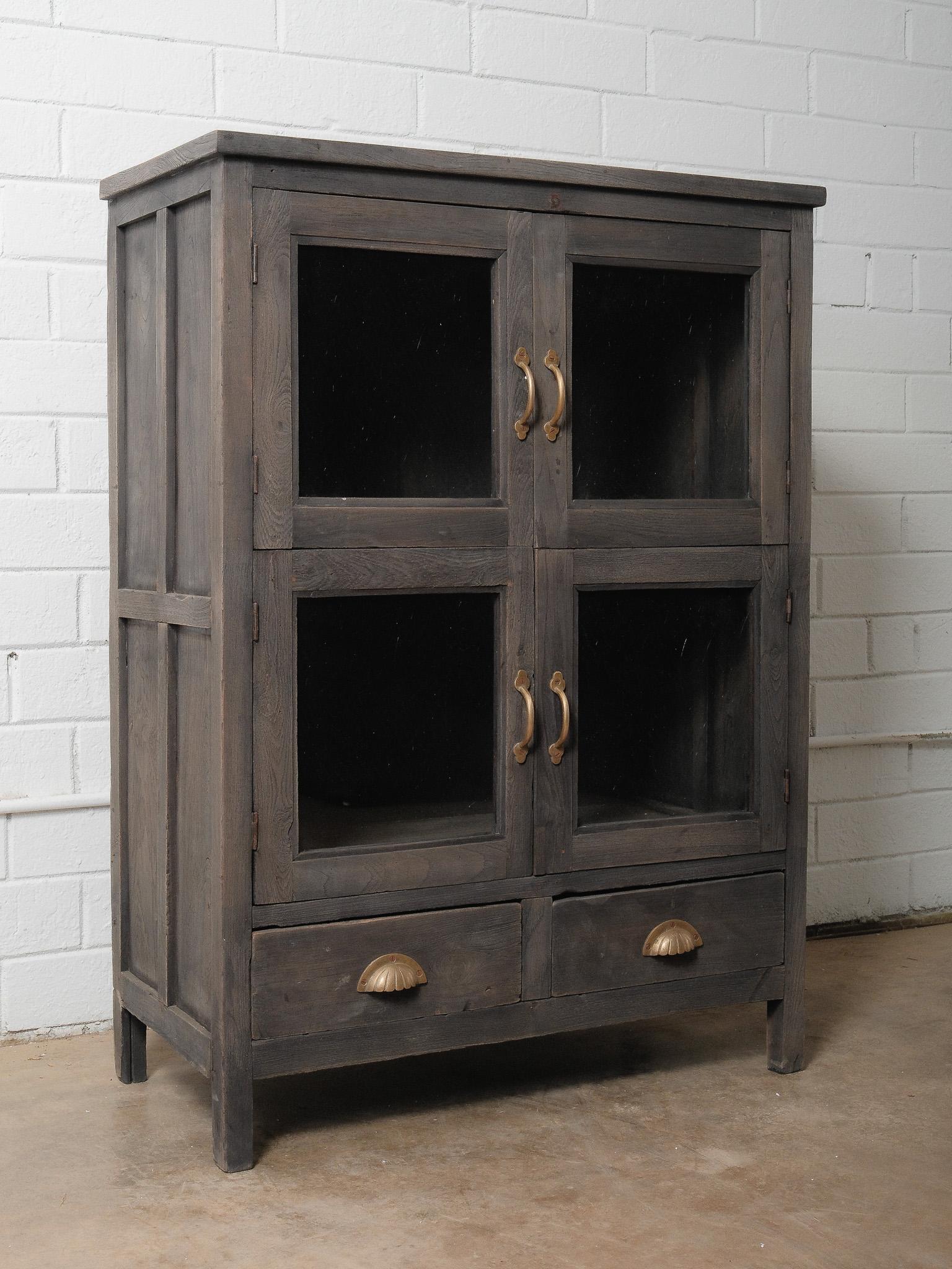 Rustique Meuble à façade en verre en Wood Wood foncé avec quincaillerie en laiton et deux tiroirs inférieurs en vente