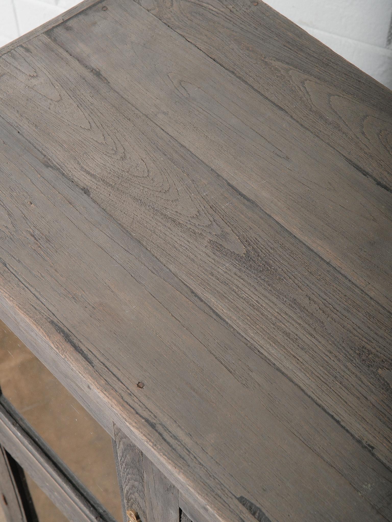 Meuble à façade en verre en Wood Wood foncé avec quincaillerie en laiton et deux tiroirs inférieurs Bon état - En vente à High Point, NC