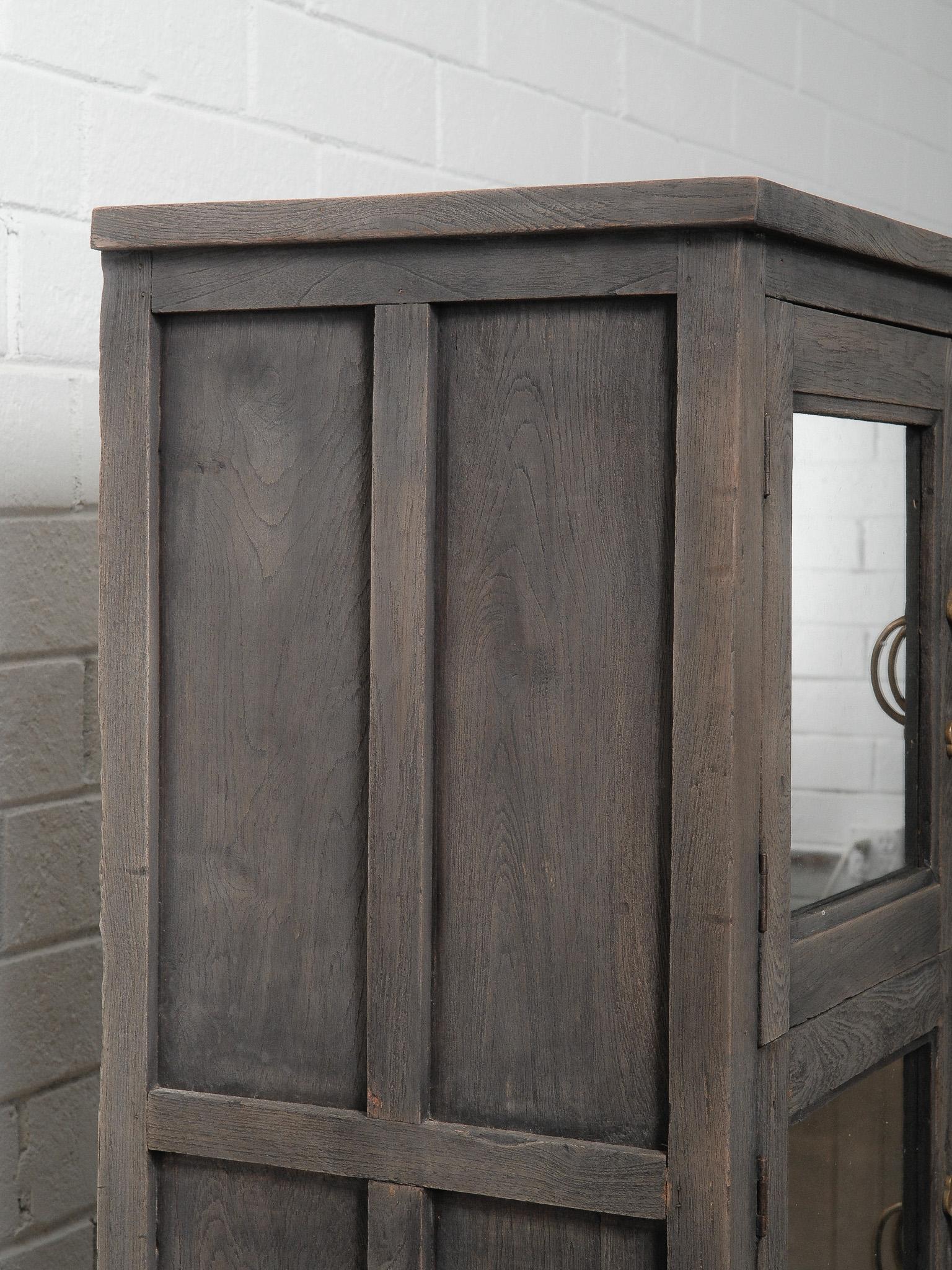 20ième siècle Meuble à façade en verre en Wood Wood foncé avec quincaillerie en laiton et deux tiroirs inférieurs en vente