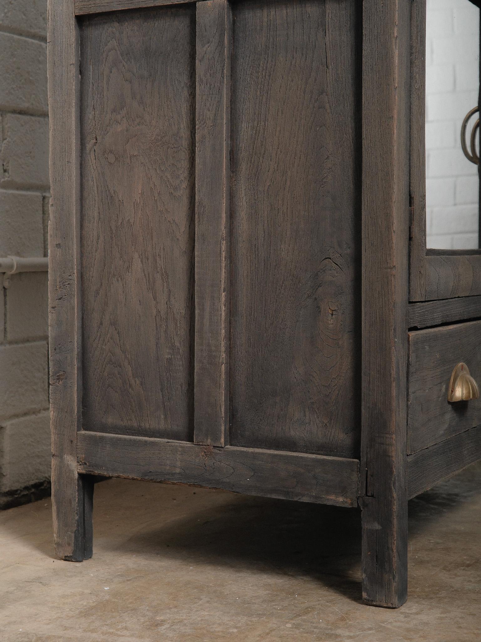 Laiton Meuble à façade en verre en Wood Wood foncé avec quincaillerie en laiton et deux tiroirs inférieurs en vente