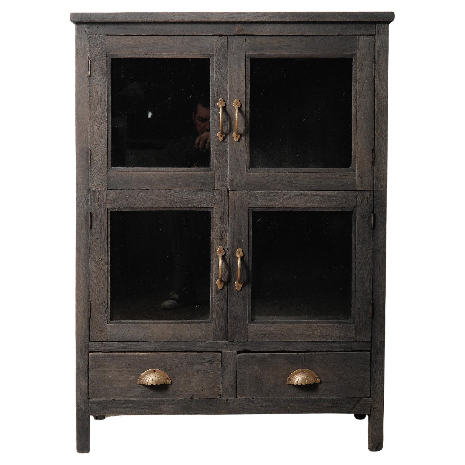 Meuble à façade en verre en Wood Wood foncé avec quincaillerie en laiton et deux tiroirs inférieurs