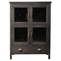 Meuble à façade en verre en Wood Wood foncé avec quincaillerie en laiton et deux tiroirs inférieurs