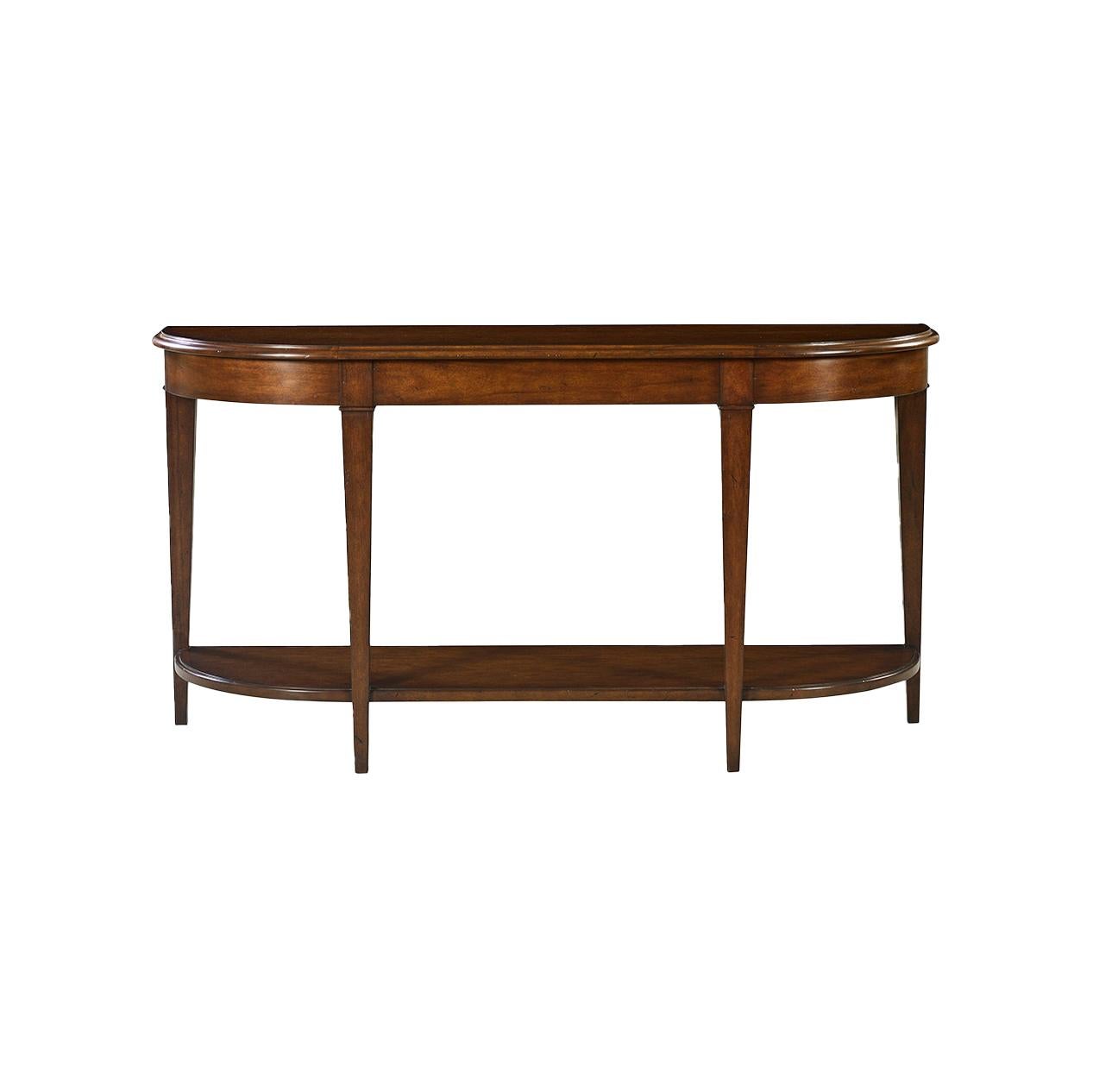 La silhouette demi-lune è accentuata da un piano e da un grembiule con bordo modellato, che mostra curve aggraziate di ispirazione classica. Le gambe quadrate e affusolate sostengono il design, mentre il ripiano integrato offre un pratico spazio di