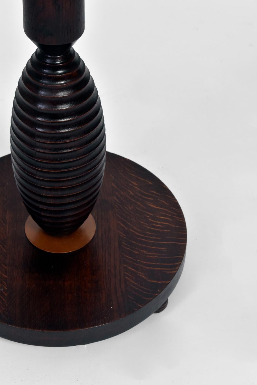 Lampadaire en bois foncé. France, années 1930.