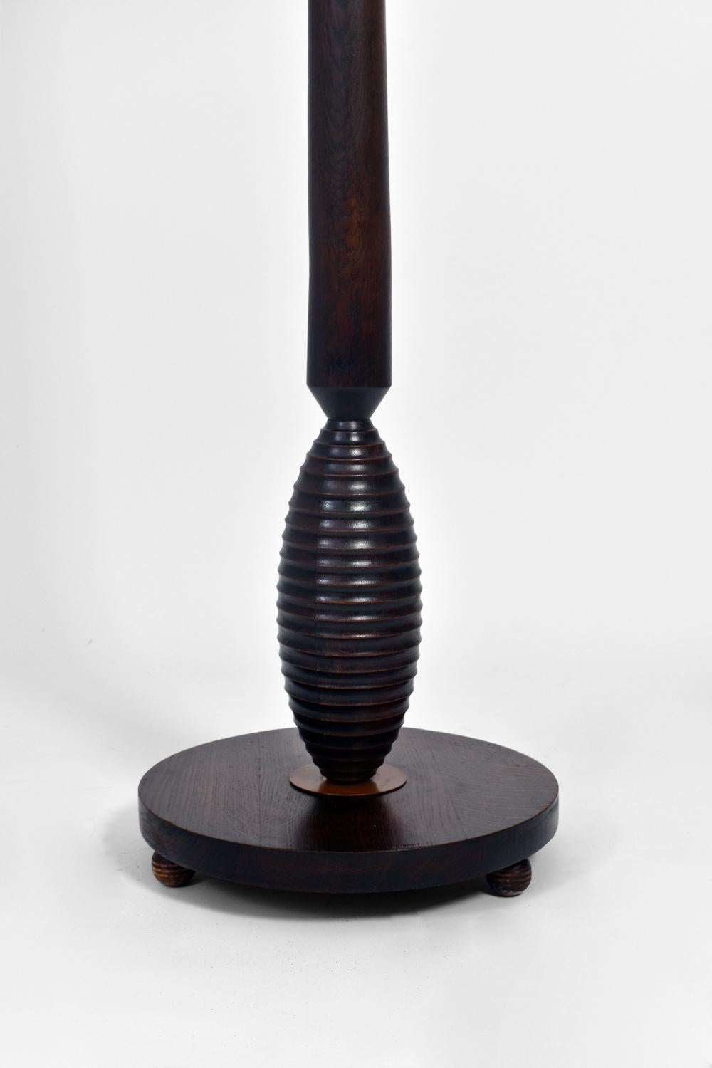 Français Lampadaire en bois foncé, années 1930. en vente