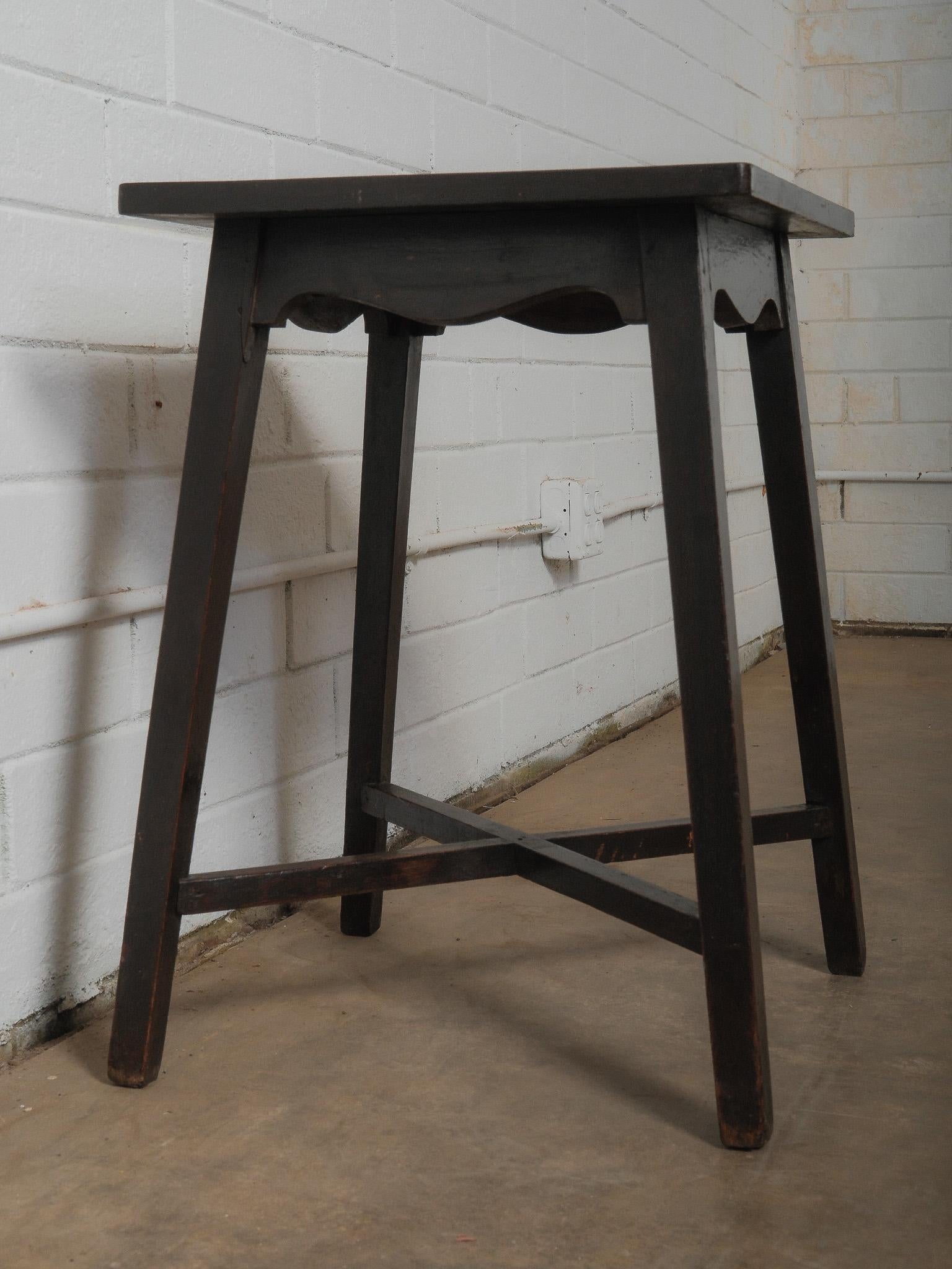 Dark Wooden Side Table In Good Condition For Sale In High Point, NC