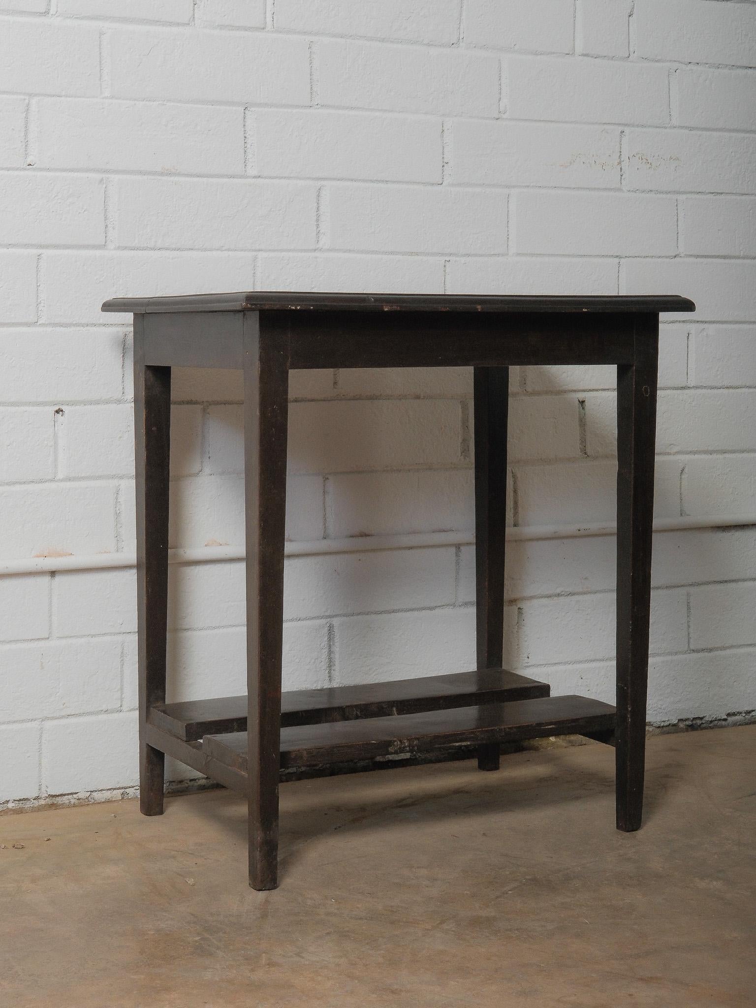 Dark Wooden Side Table with Lower Shelf Rústico en venta