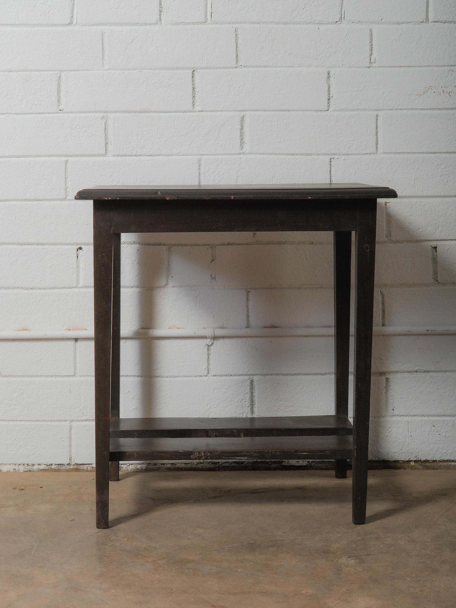 Dark Wooden Side Table with Lower Shelf en Bueno estado para la venta en High Point, NC