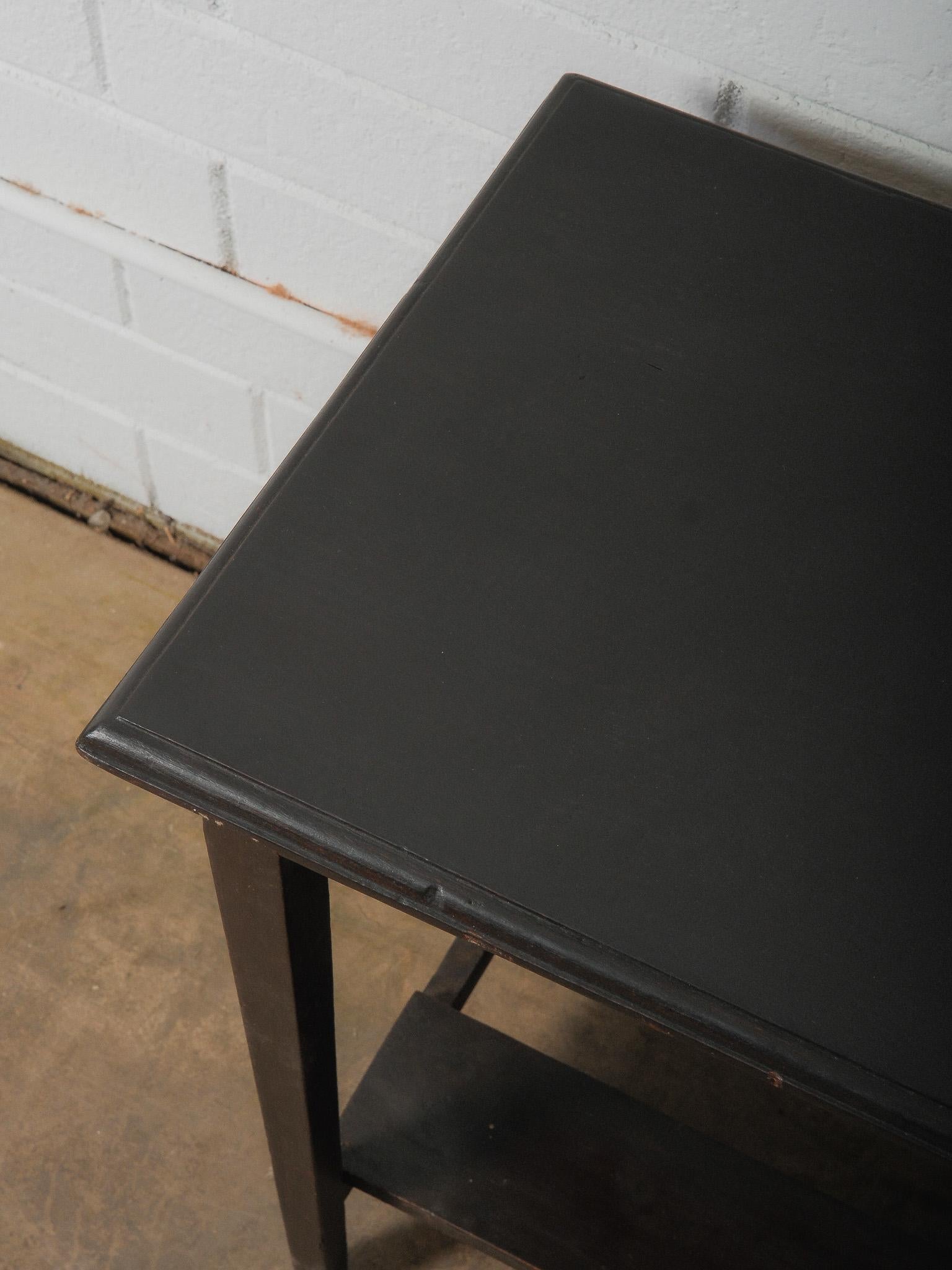 Dark Wooden Side Table with Lower Shelf Madera en venta