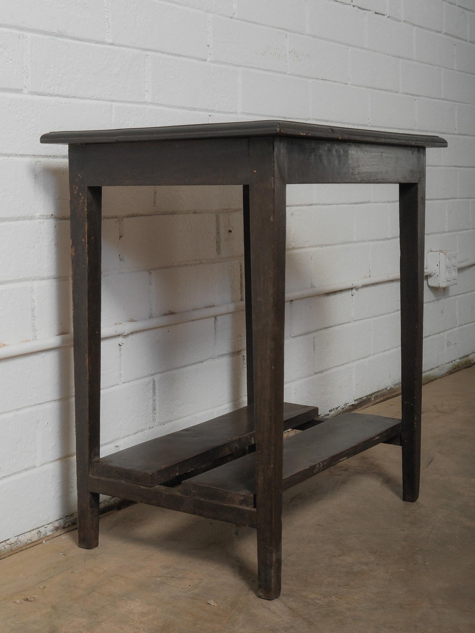 Dark Wooden Side Table with Lower Shelf en venta 1