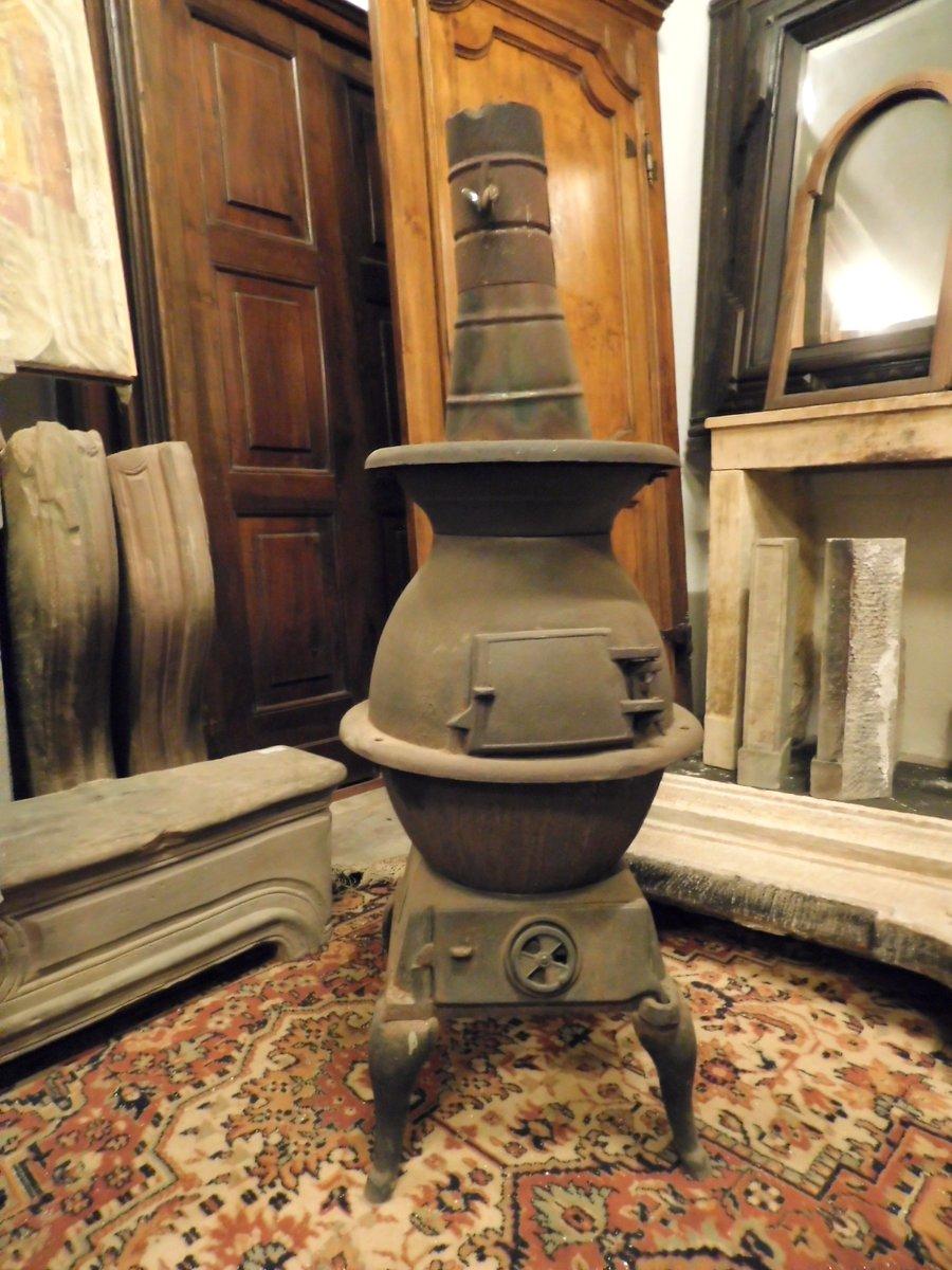 Dark Wrought Iron Stove, Typically from the Italian Valleys In Good Condition For Sale In Cuneo, Italy (CN)