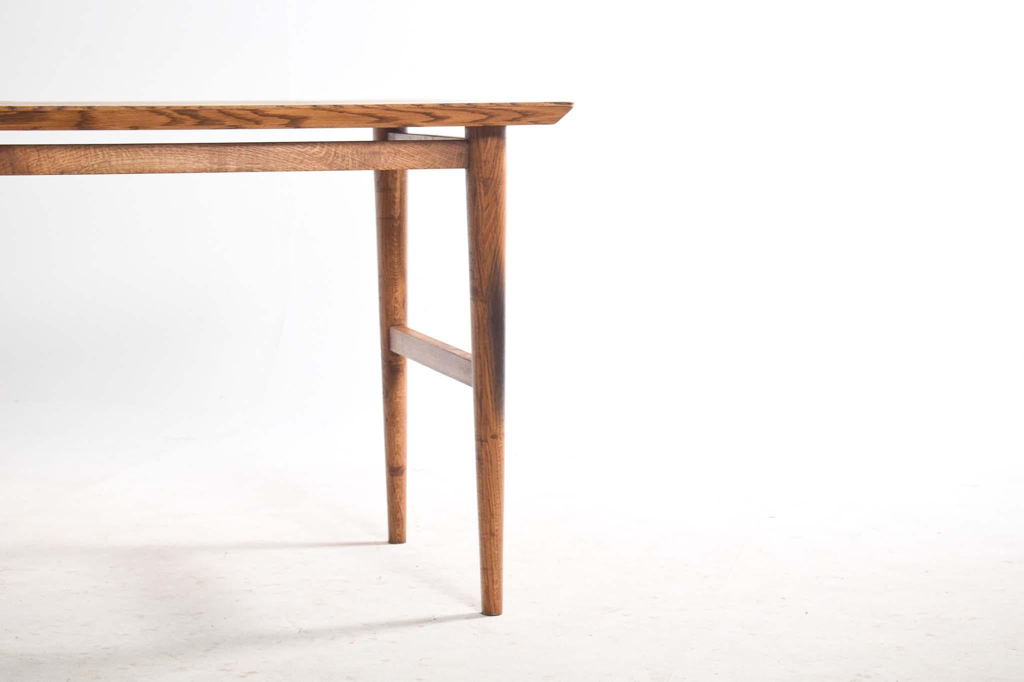 Portoghese Scrivania in Oak scurito con tre cassetti Modello S1 di Dust Wood in vendita