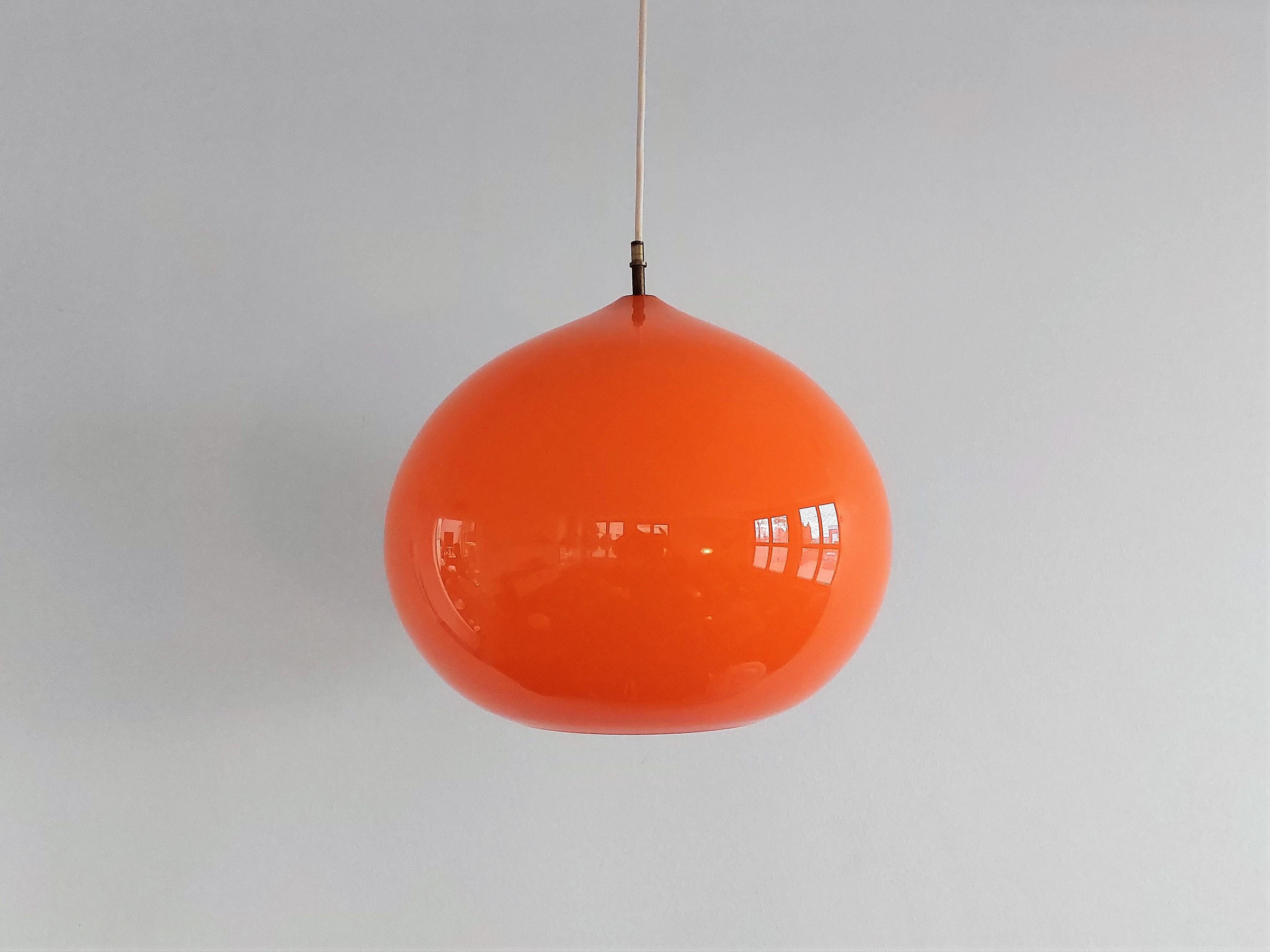 This very beautiful pendant lamp, model 'Cipola' or 'Onion', was designed by Alessandro Pianon for Vistosi in Italy. The orange 