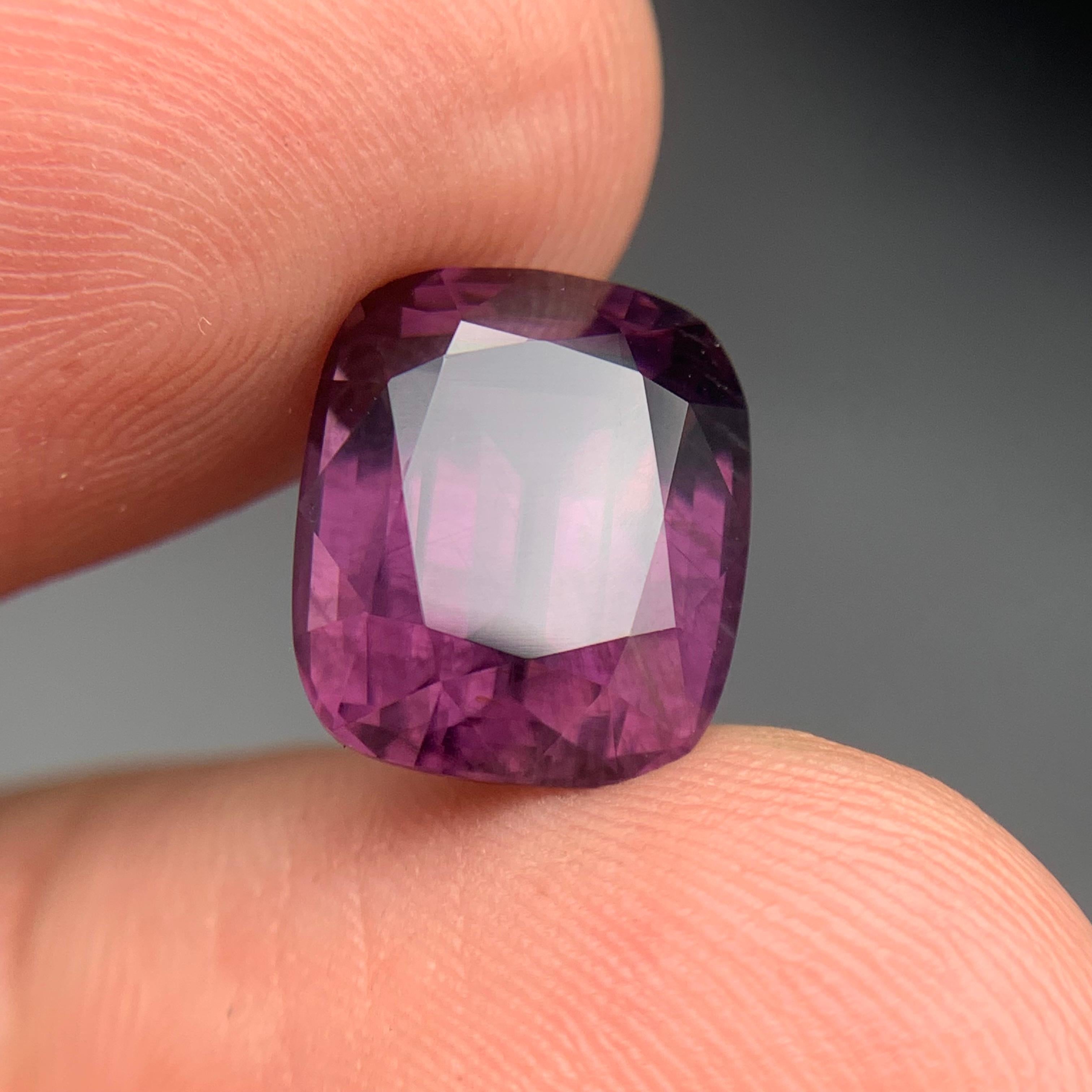Contemporaneo Spinello viola scuro da 8,20 carati, pietra naturale sfusa con taglio a cuscino dalla Birmania in vendita