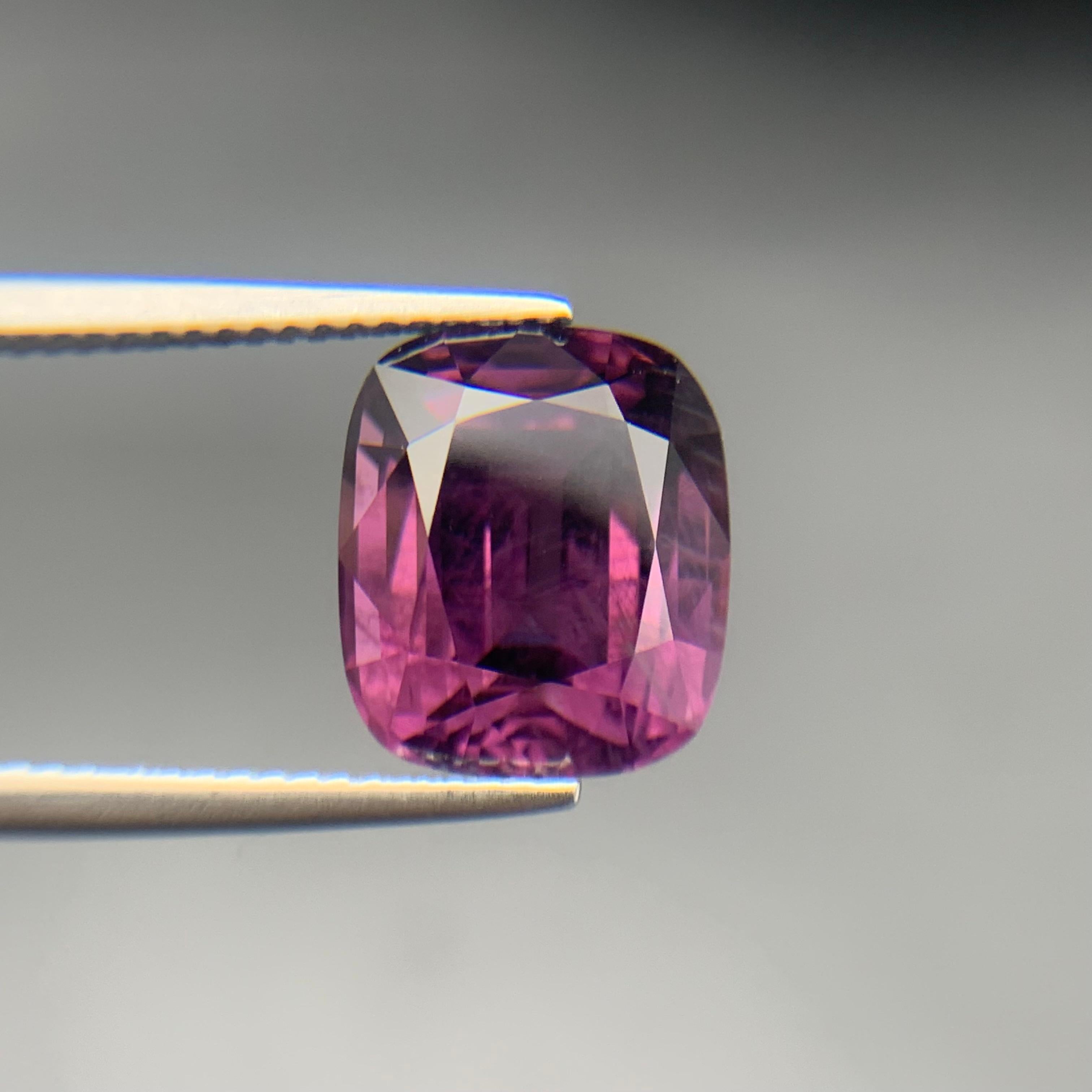 Spinello viola scuro da 8,20 carati, pietra naturale sfusa con taglio a cuscino dalla Birmania In condizioni Nuovo in vendita a Peshawar, PK