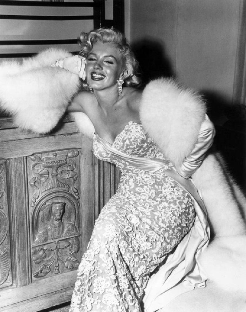 "Marilyn in Spitze" von Darlene Hammond

1953: Die amerikanische Schauspielerin Marilyn Monroe (1926 - 1962) sitzt lächelnd im Haus des Regisseurs Jean Negulesco nach der Premiere seines Films "How to Marry a Millionaire", in dem sie die Hauptrolle