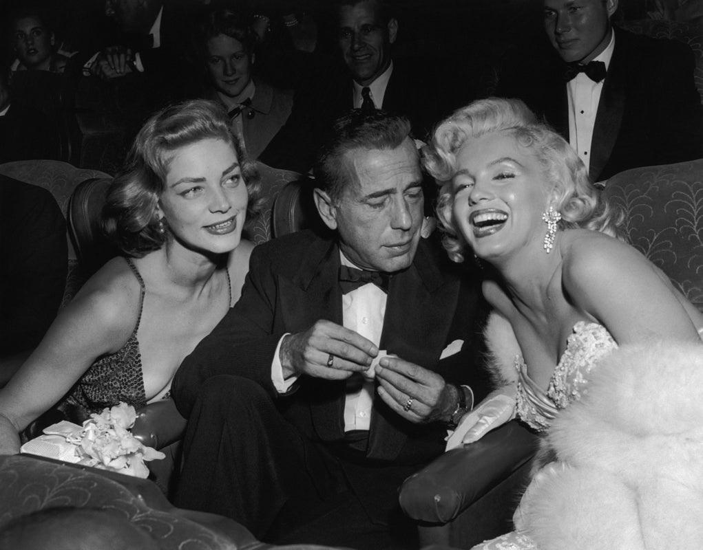„Star Trio“ von Darlene Hammond

1953: Die verheirateten amerikanischen Schauspieler Lauren Bacall (L) und Humphrey Bogart (1899 - 1957) posieren mit der amerikanischen Schauspielerin Marilyn Monroe (1926 - 1962) bei der Premiere des Films "How to