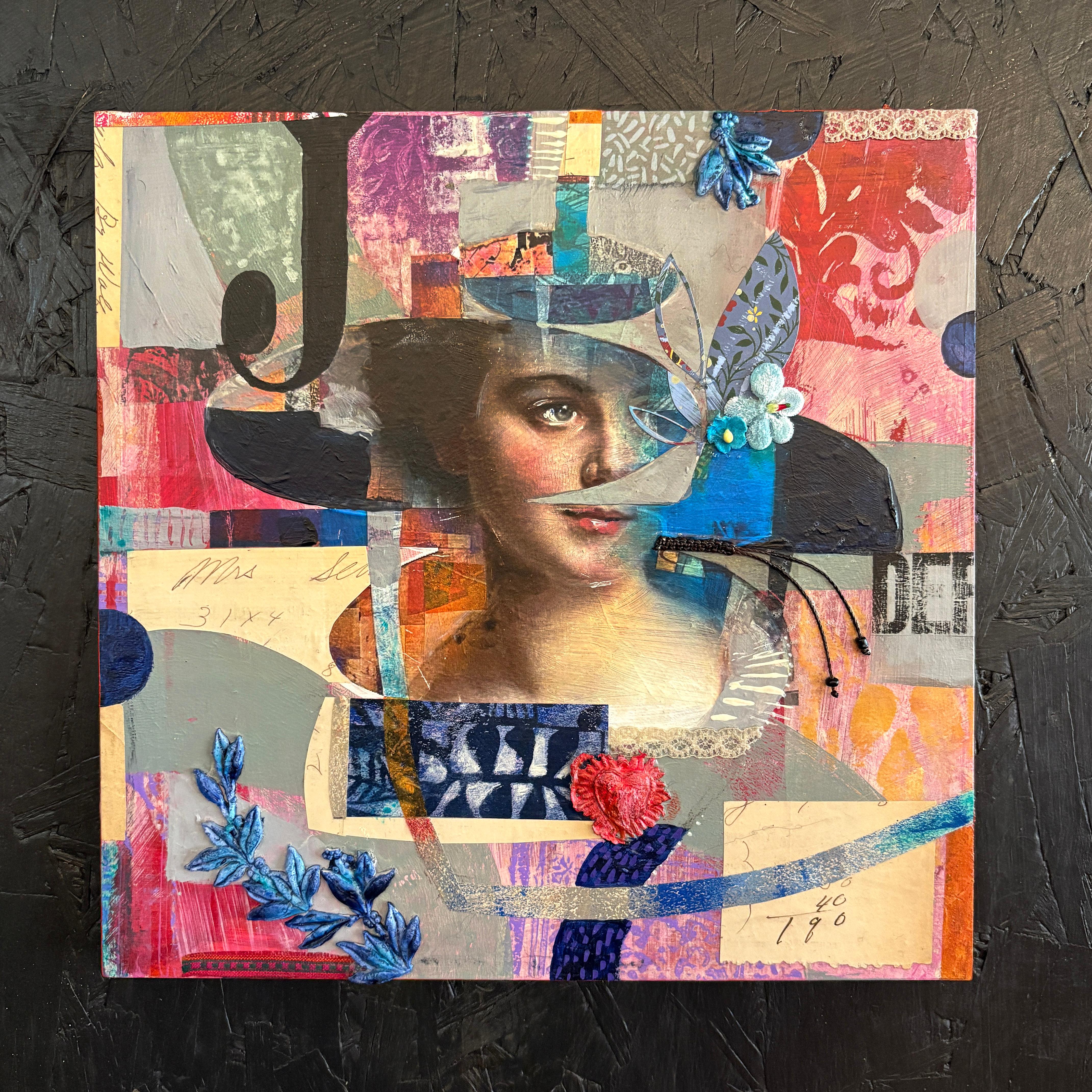<p>Comentarios del artista<br />El rostro de una mujer emerge de un vibrante collage de motivos, texturas y colores. Letras, motivos florales y objetos dimensionales crean una narrativa. La artista Darlene McElroy reflexiona sobre las situaciones en