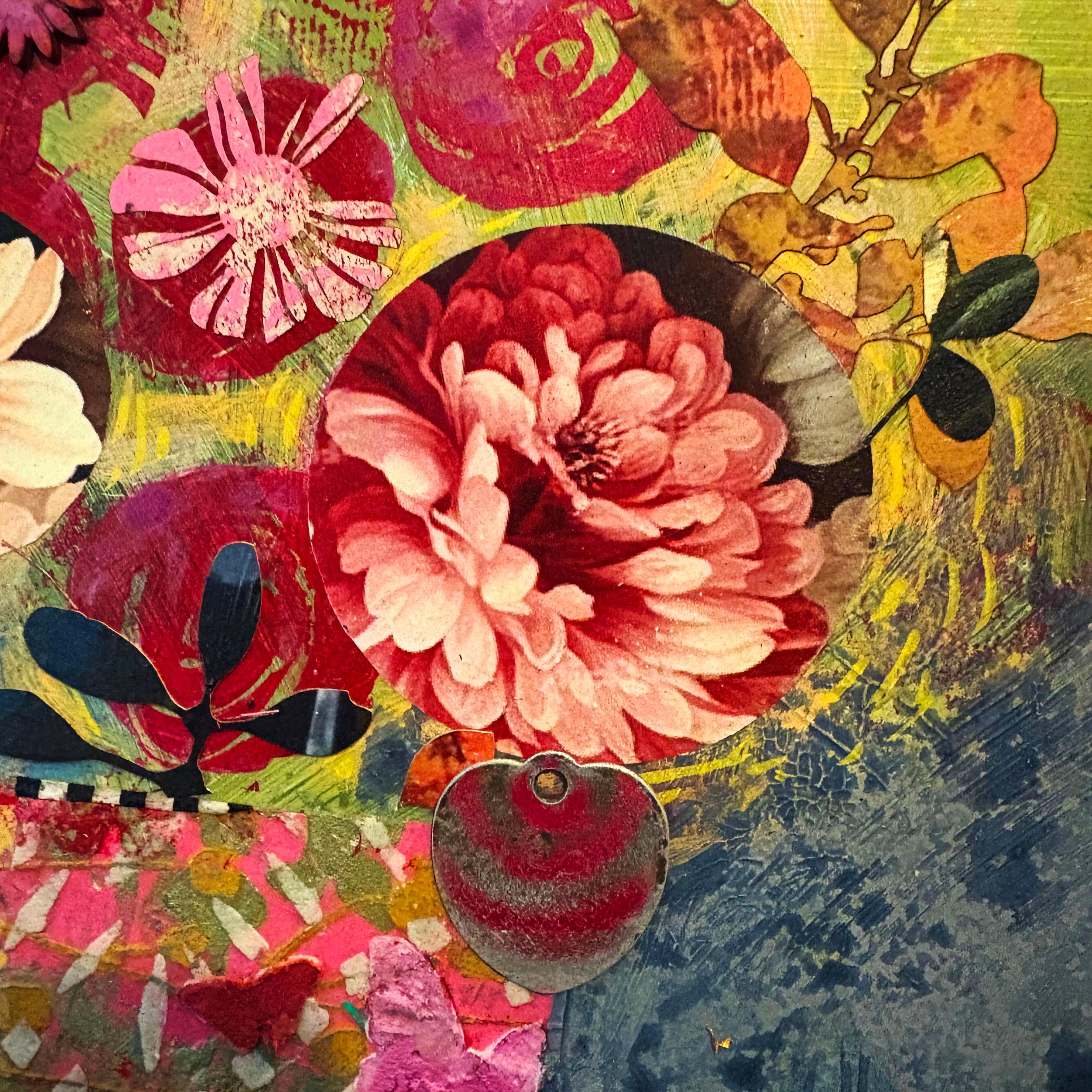 <p>Commenti dell'artista<br>Fiori rossi e arancioni sbocciano da un vaso multicolore. Una farfalla si libra sopra il bouquet mentre un ciondolo a forma di cuore è appeso a uno dei fiori. Il bagliore giallo che emana dalla composizione floreale e