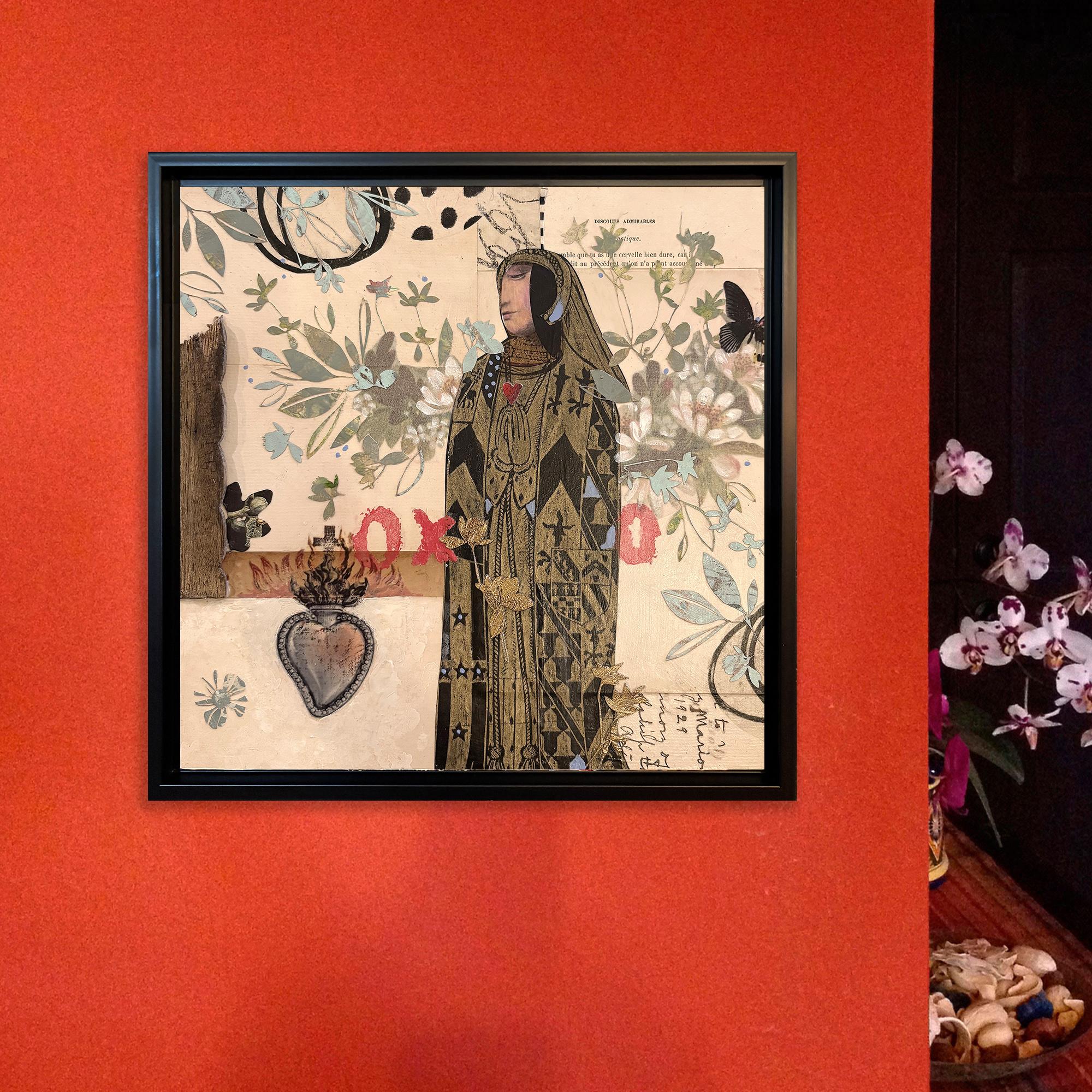 <p>Commenti dell'artista<br>Una donna sta in piedi solennemente con le mani giunte. Tiene un cuore rosso sul petto. I ritagli floreali sullo sfondo aggiungono morbidezza alla sua presenza. Questo collage riflette l'incertezza e la complessità
