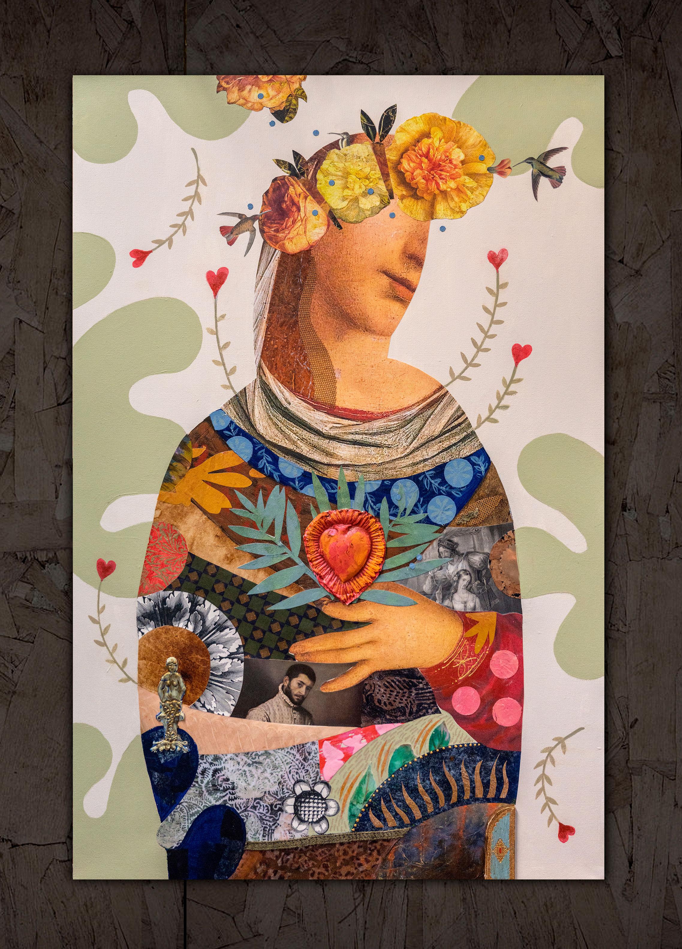 <p>Kommentare des KünstlersDieses Mixed-Media-Kunstwerk zeigt das Porträt einer Dame, die zart ein Herz an ihre Brust drückt.<br> Ihr Kleid ist ein Wandteppich aus Objekten und Mustern, der sich deutlich von dem gedämpften Hintergrund abhebt. Das